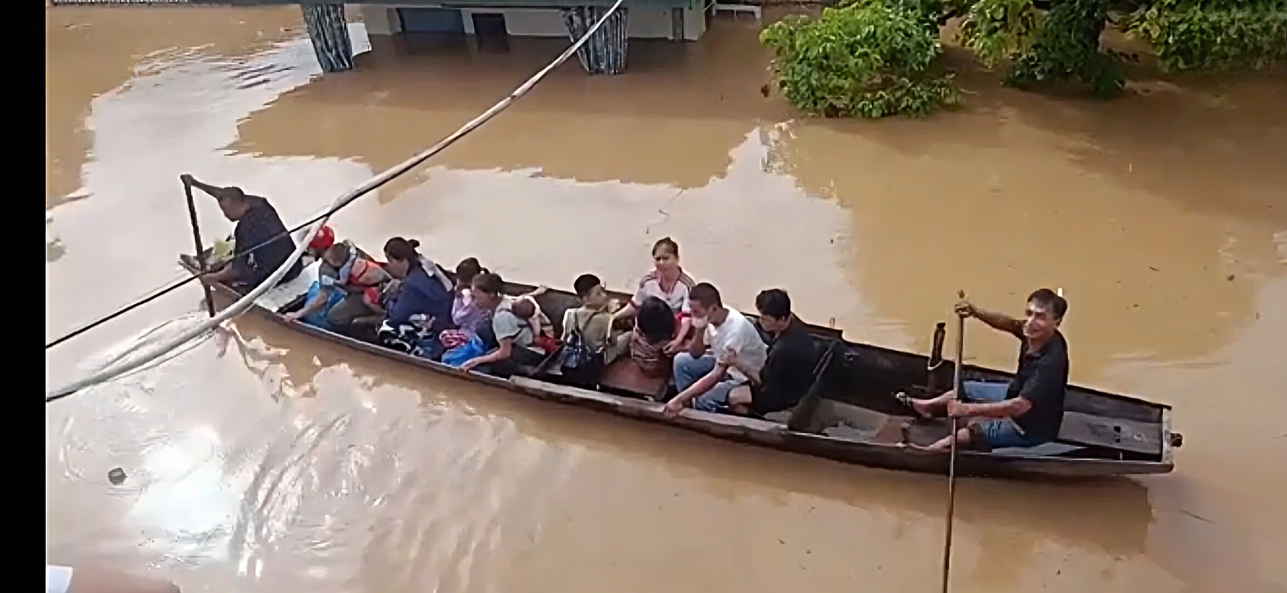 Lốc xoáy làm tốc mái hàng chục ngôi nhà, trường học, sơ tán 140 bệnh nhân đến nơi an toàn- Ảnh 4. Lốc xoáy làm tốc mái hàng chục ngôi nhà, trường học, sơ tán 140 bệnh nhân đến nơi an toàn- Ảnh 4.