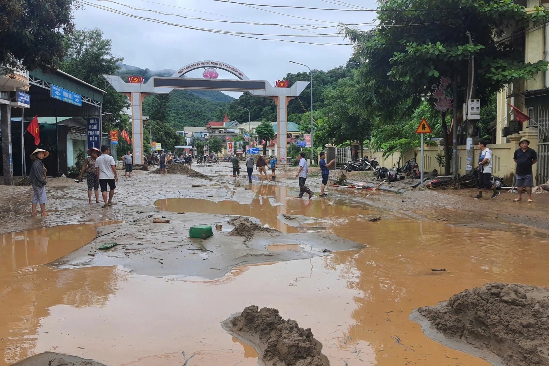 Các xã miền Tây Nghệ An tan hoang sau lũ, hàng trăm ngôi nhà chìm trong biển nước- Ảnh 5. Các xã miền Tây Nghệ An tan hoang sau lũ, hàng trăm ngôi nhà chìm trong biển nước- Ảnh 5.