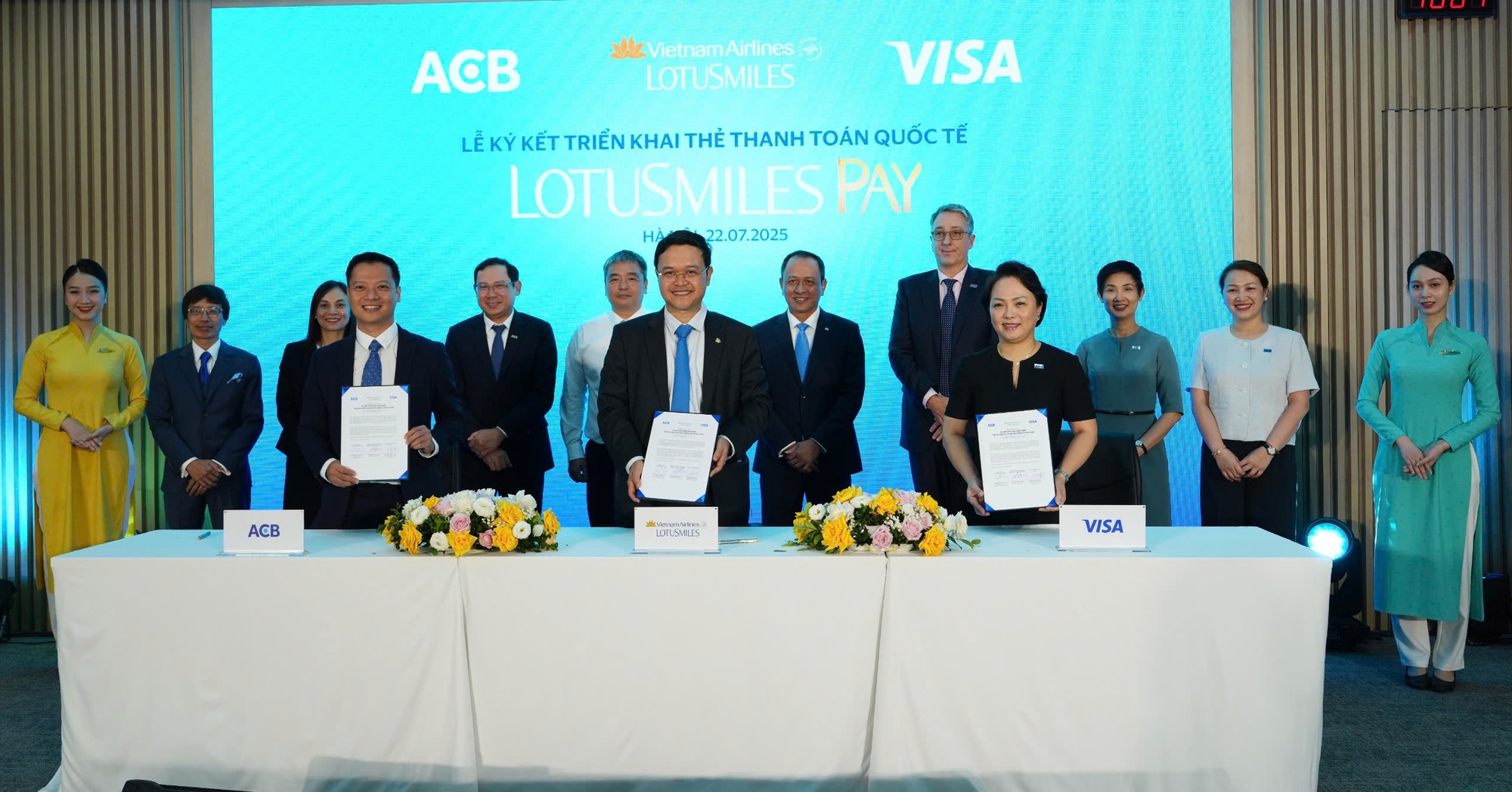 Vietnam Airlines ra mắt thẻ hội viên tích hợp thanh toán Lotusmiles Pay- Ảnh 1. Vietnam Airlines ra mắt thẻ hội viên tích hợp thanh toán Lotusmiles Pay- Ảnh 1.