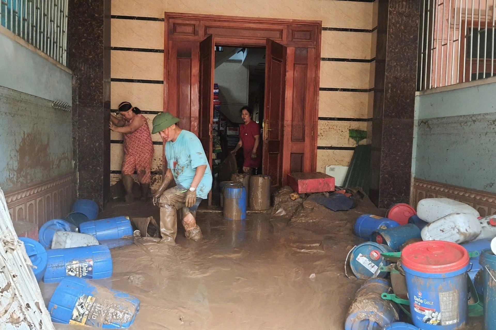 Các xã miền Tây Nghệ An tan hoang sau lũ, hàng trăm ngôi nhà chìm trong biển nước- Ảnh 8. Các xã miền Tây Nghệ An tan hoang sau lũ, hàng trăm ngôi nhà chìm trong biển nước- Ảnh 8.