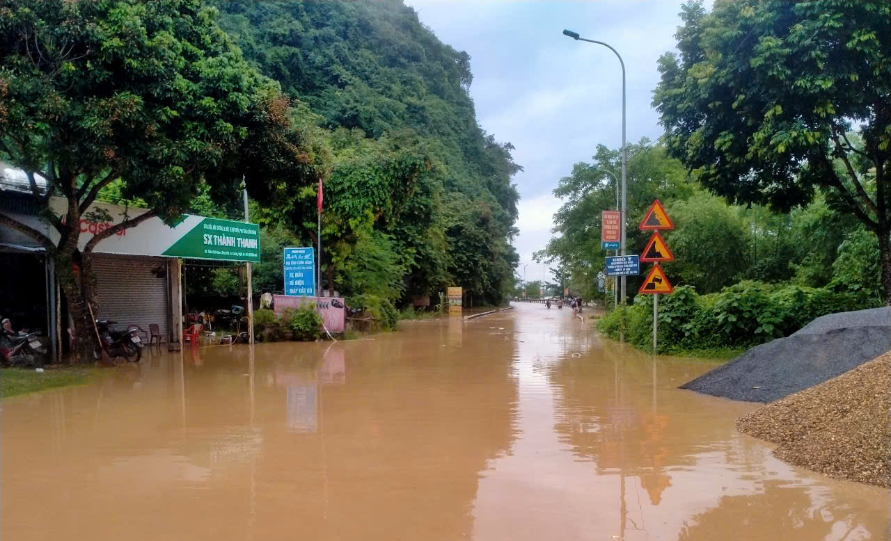 Lốc xoáy làm tốc mái hàng chục ngôi nhà, trường học, sơ tán 140 bệnh nhân đến nơi an toàn- Ảnh 11. Lốc xoáy làm tốc mái hàng chục ngôi nhà, trường học, sơ tán 140 bệnh nhân đến nơi an toàn- Ảnh 11.
