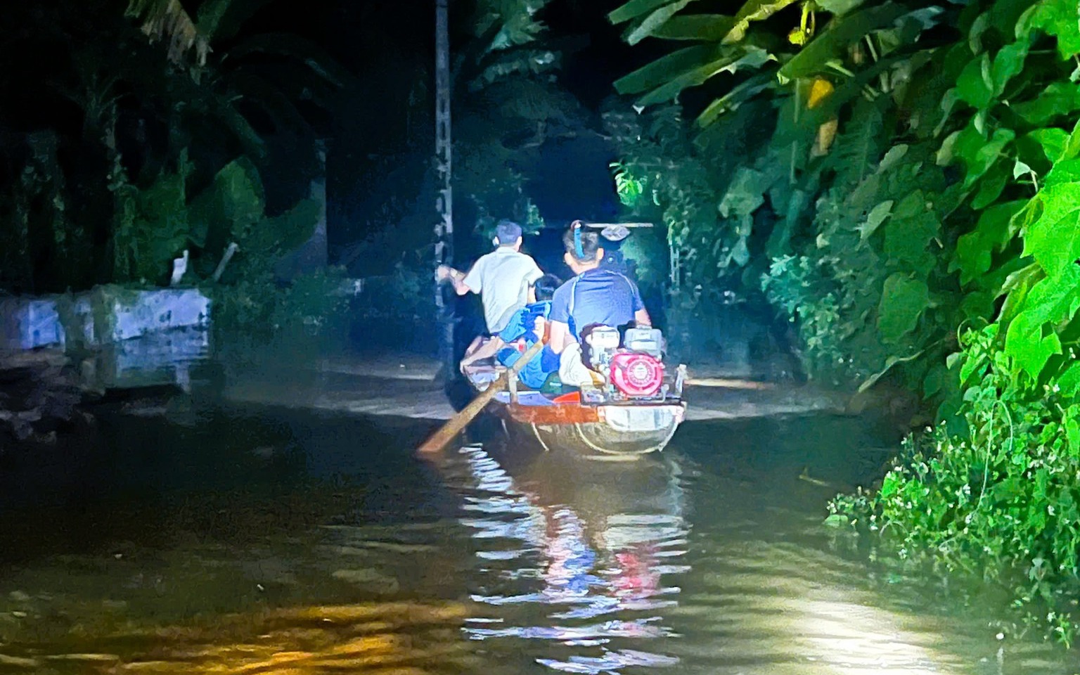 Nghệ An: Lũ tràn xuống hạ du, người dân lại trắng đêm chạy lũ