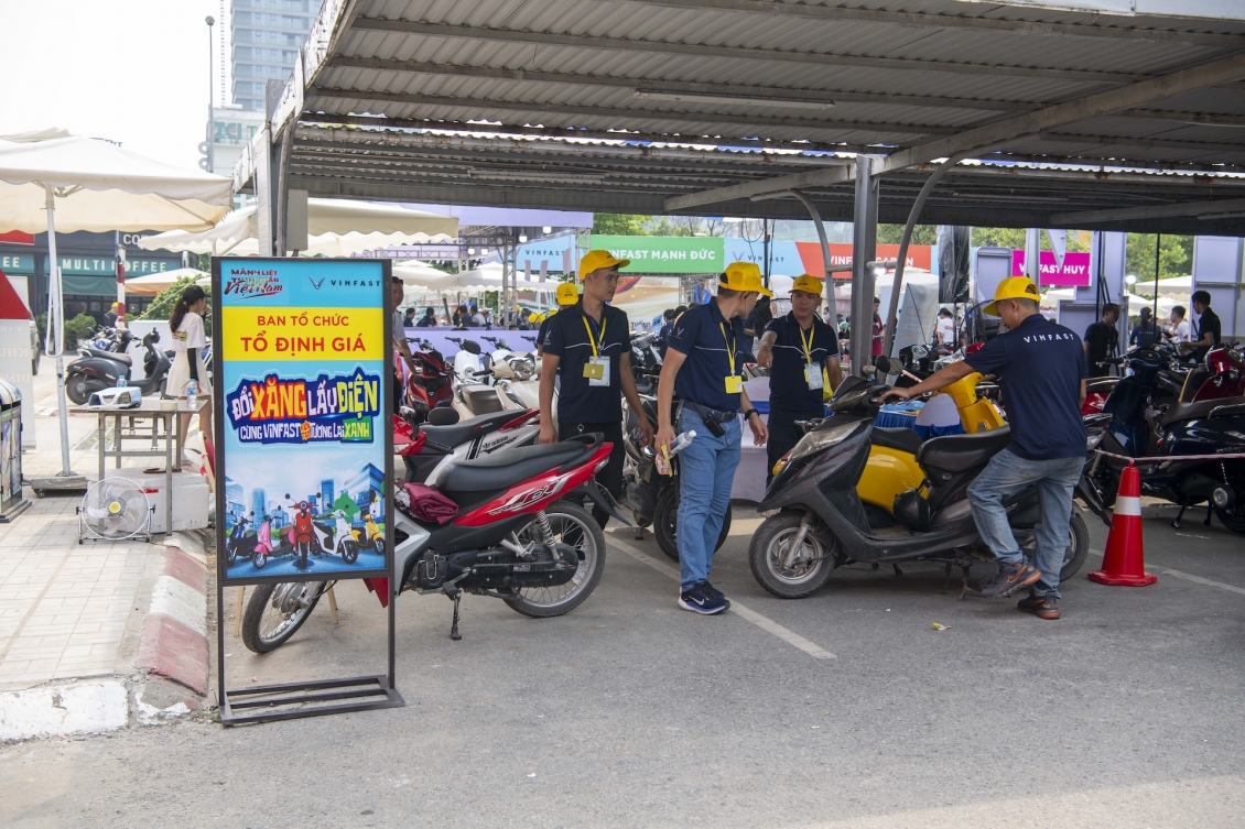 Mua xe máy điện, khách hàng đang được ưu đãi thế nào?- Ảnh 1. Mua xe máy điện, khách hàng đang được ưu đãi thế nào?- Ảnh 1.