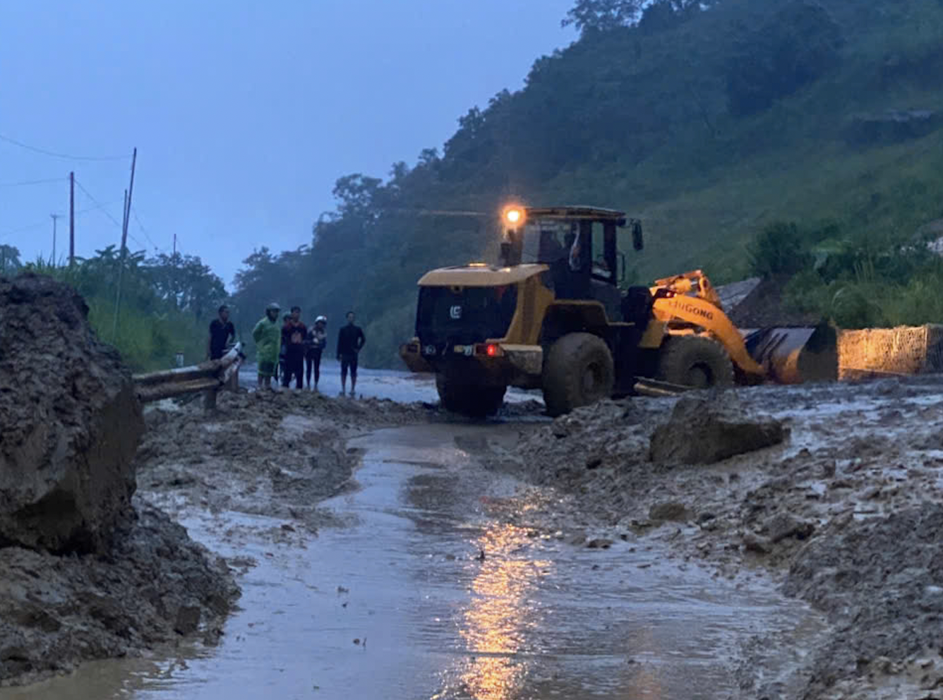 Thông tuyến quốc lộ 15C qua Thanh Hóa sau sạt lở- Ảnh 1. Thông tuyến quốc lộ 15C qua Thanh Hóa sau sạt lở- Ảnh 1.
