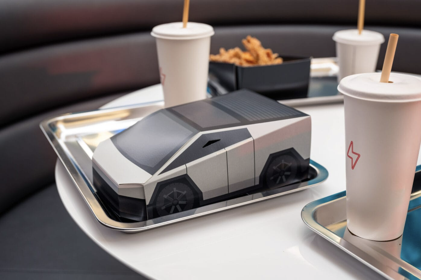 Người hâm mộ tỷ phú Elon Musk đổ xô khám phá nhà hàng Tesla mới- Ảnh 2. Người hâm mộ tỷ phú Elon Musk đổ xô khám phá nhà hàng Tesla mới- Ảnh 2.