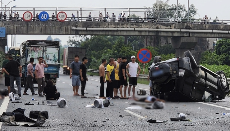 Liên tiếp tai nạn do nổ lốp ô tô: Cảnh báo nguy cơ mất an toàn trên đường cao tốc- Ảnh 2. Liên tiếp tai nạn do nổ lốp ô tô: Cảnh báo nguy cơ mất an toàn trên đường cao tốc- Ảnh 2.
