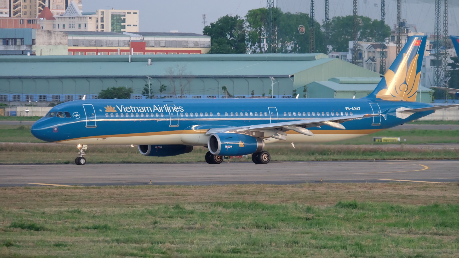 Máy bay Vietnam Airlines hạ cánh khẩn tại Đà Nẵng để cấp cứu hành khách- Ảnh 1. Máy bay Vietnam Airlines hạ cánh khẩn tại Đà Nẵng để cấp cứu hành khách- Ảnh 1.