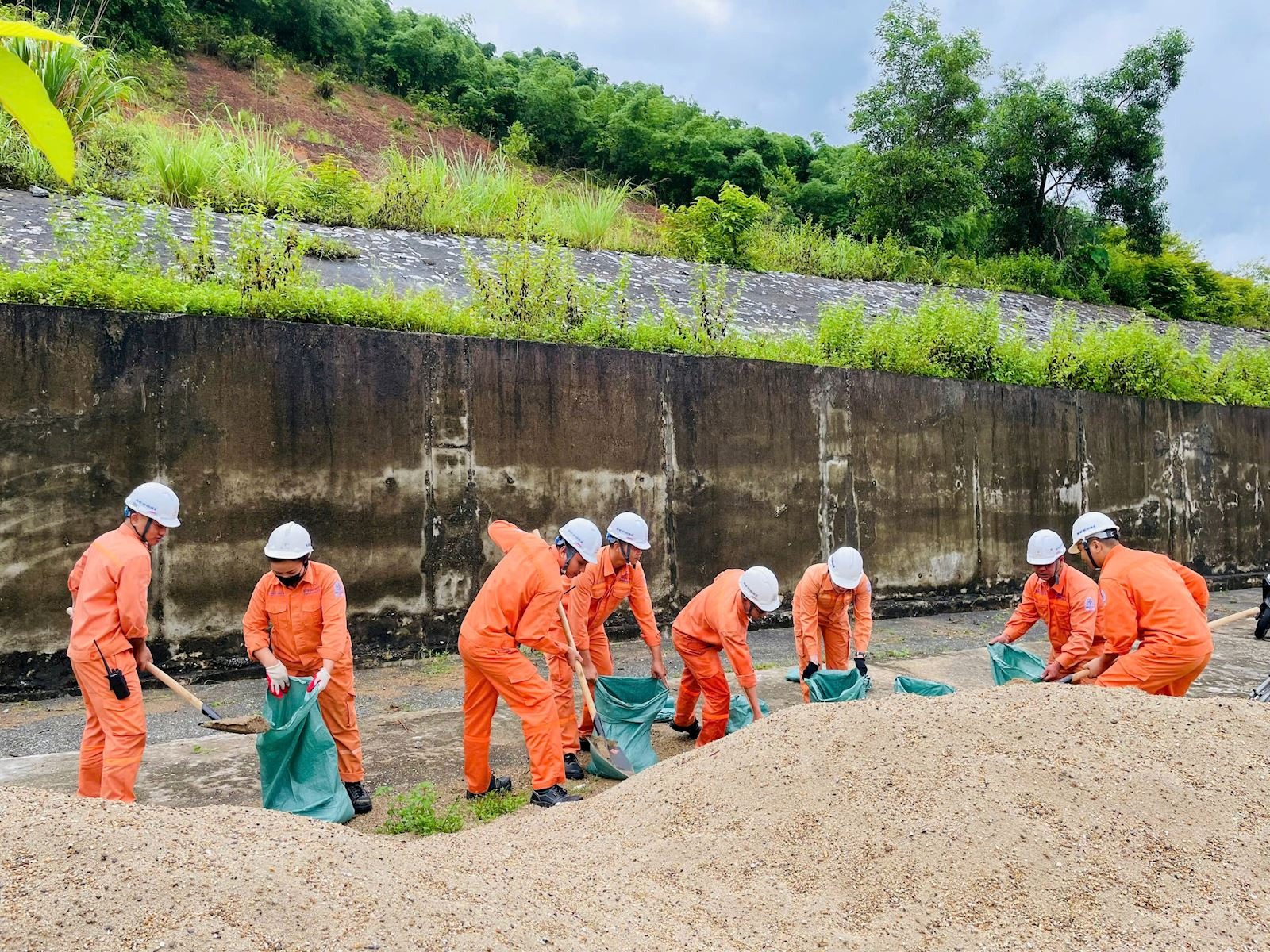 Thủy điện Khe Bố đảm bảo an toàn hồ chứa và khu vực hạ du trong mưa lũ lớn- Ảnh 2. Thủy điện Khe Bố đảm bảo an toàn hồ chứa và khu vực hạ du trong mưa lũ lớn- Ảnh 2.