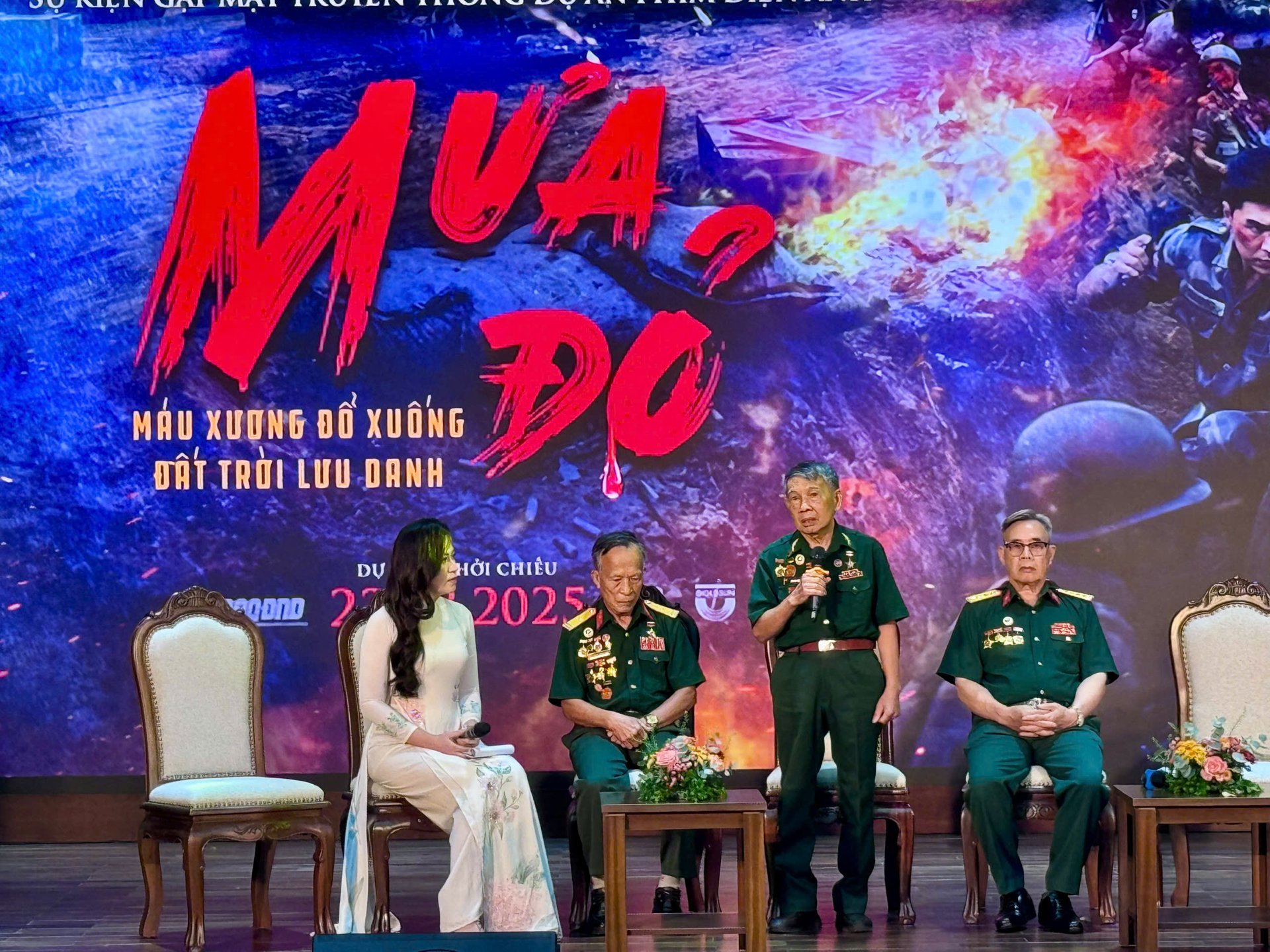 Cựu chiến binh Thành cổ Quảng Trị khóc nghẹn sau khi xem "Mưa đỏ"- Ảnh 2. Cựu chiến binh Thành cổ Quảng Trị khóc nghẹn sau khi xem "Mưa đỏ"- Ảnh 2.