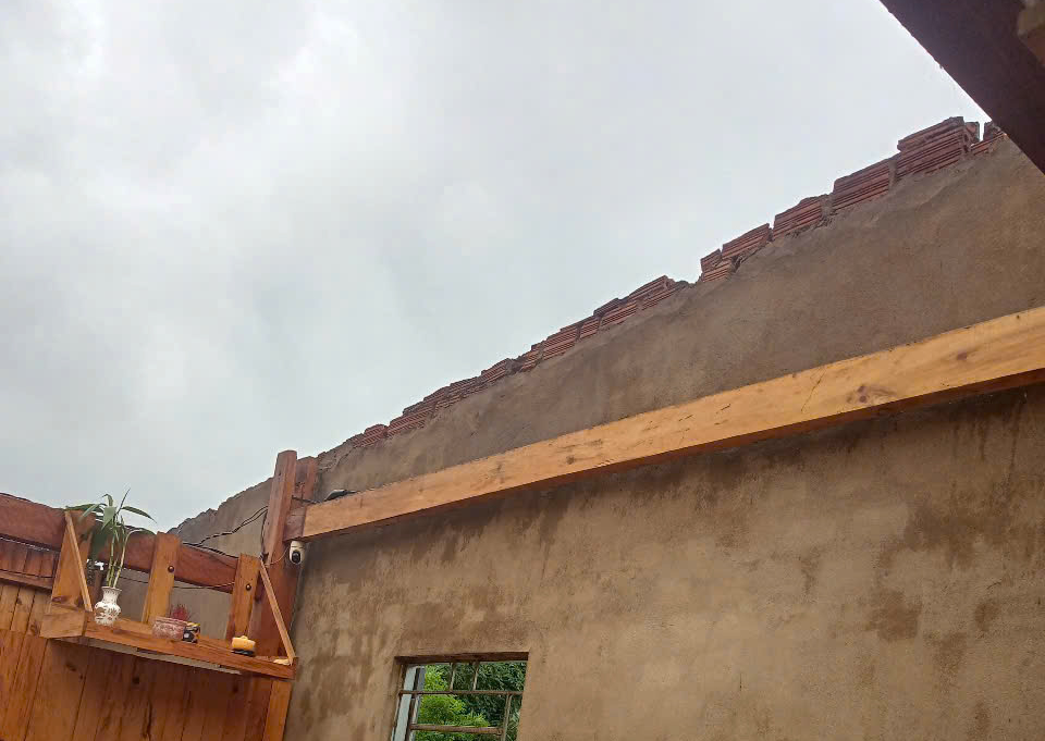 Lốc xoáy làm tốc mái hàng chục ngôi nhà, trường học, sơ tán 140 bệnh nhân đến nơi an toàn- Ảnh 7. Lốc xoáy làm tốc mái hàng chục ngôi nhà, trường học, sơ tán 140 bệnh nhân đến nơi an toàn- Ảnh 7.