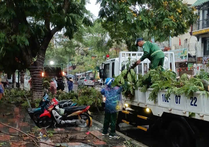 Lốc xoáy làm tốc mái hàng chục ngôi nhà, trường học, sơ tán 140 bệnh nhân đến nơi an toàn- Ảnh 8. Lốc xoáy làm tốc mái hàng chục ngôi nhà, trường học, sơ tán 140 bệnh nhân đến nơi an toàn- Ảnh 8.