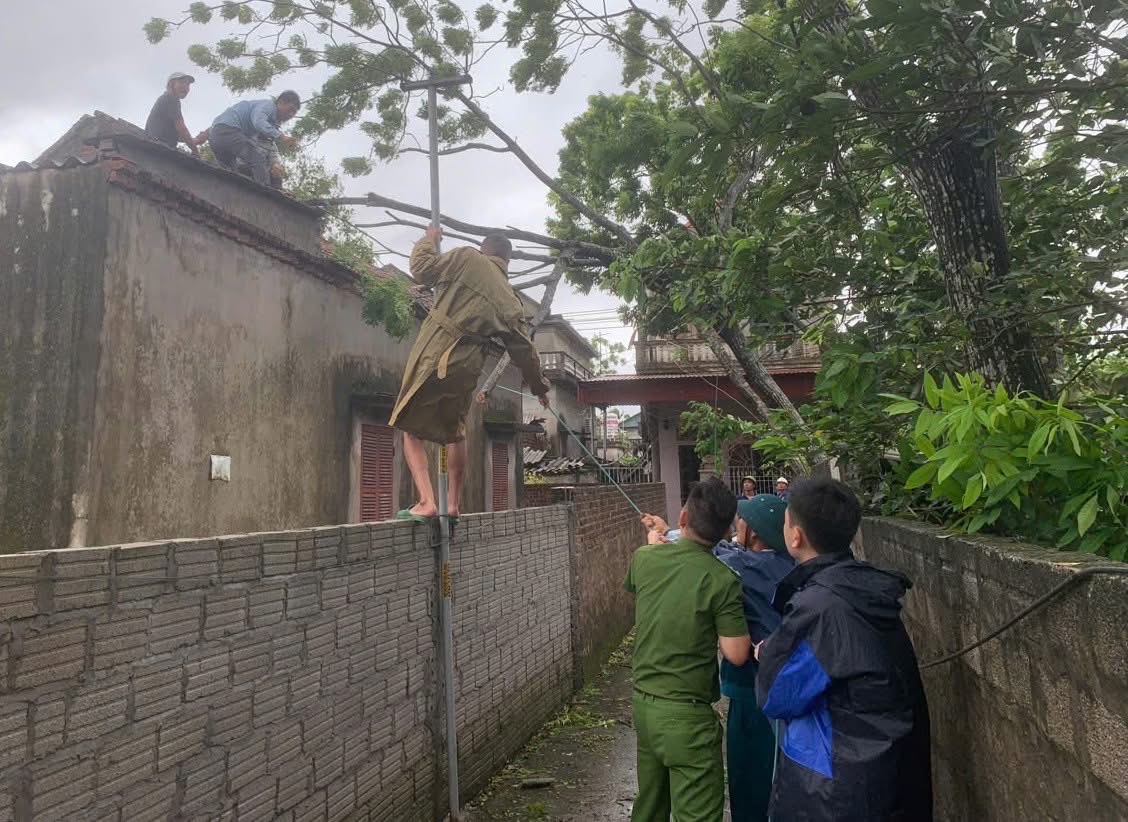 Lốc xoáy làm tốc mái hàng chục ngôi nhà, trường học, sơ tán 140 bệnh nhân đến nơi an toàn- Ảnh 12. Lốc xoáy làm tốc mái hàng chục ngôi nhà, trường học, sơ tán 140 bệnh nhân đến nơi an toàn- Ảnh 12.