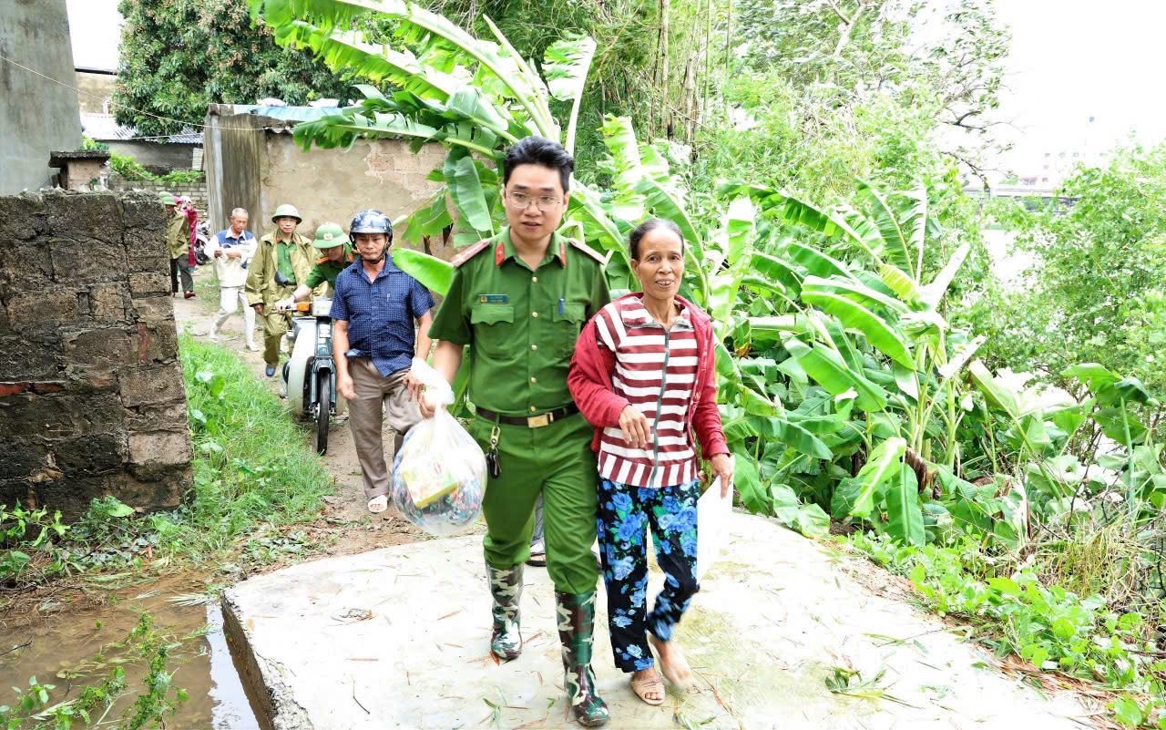 Lốc xoáy làm tốc mái hàng chục ngôi nhà, trường học, sơ tán 140 bệnh nhân đến nơi an toàn- Ảnh 13. Lốc xoáy làm tốc mái hàng chục ngôi nhà, trường học, sơ tán 140 bệnh nhân đến nơi an toàn- Ảnh 13.