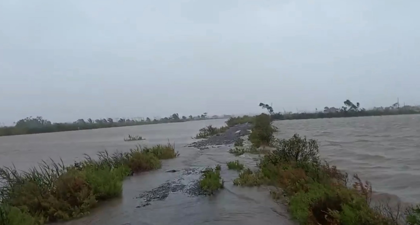 Lốc xoáy làm tốc mái hàng chục ngôi nhà, trường học, sơ tán 140 bệnh nhân đến nơi an toàn- Ảnh 14. Lốc xoáy làm tốc mái hàng chục ngôi nhà, trường học, sơ tán 140 bệnh nhân đến nơi an toàn- Ảnh 14.