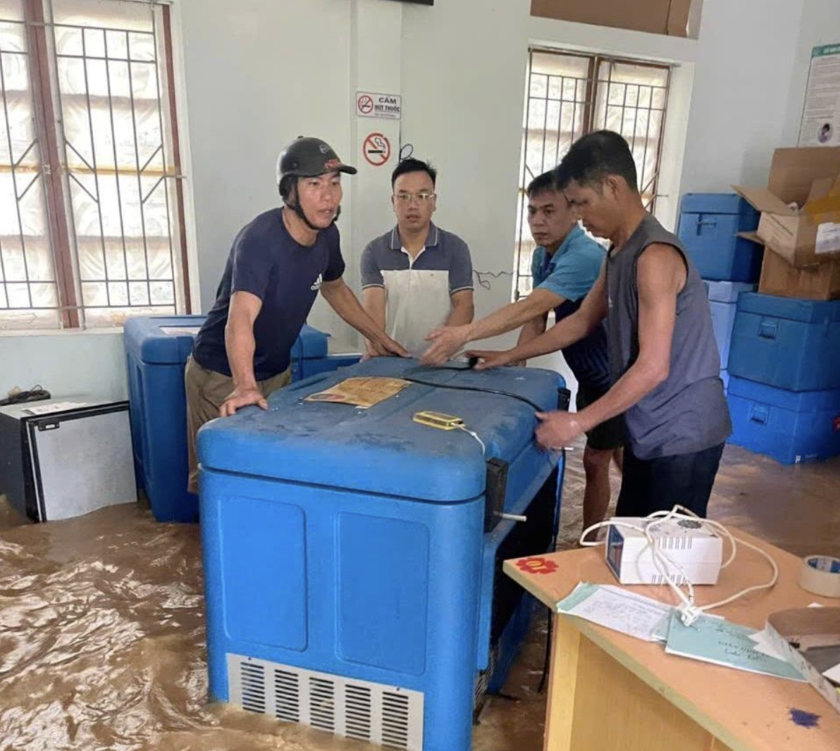 Lốc xoáy làm tốc mái hàng chục ngôi nhà, trường học, sơ tán 140 bệnh nhân đến nơi an toàn- Ảnh 6. Lốc xoáy làm tốc mái hàng chục ngôi nhà, trường học, sơ tán 140 bệnh nhân đến nơi an toàn- Ảnh 6.