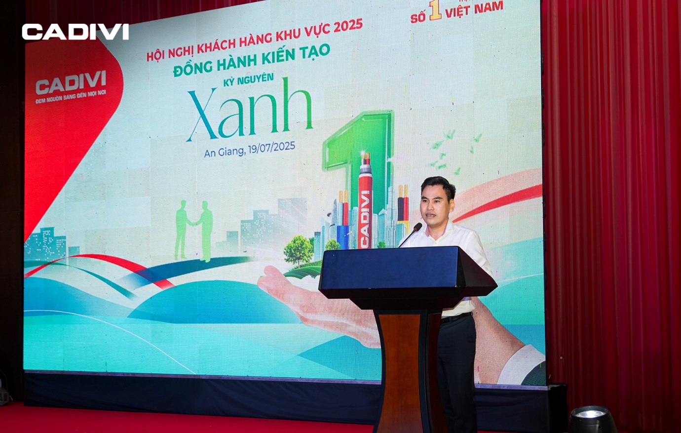 CADIVI Kiên Giang - Đẩy mạnh mở rộng mạng lưới phân phối khu vực Tây Nam Bộ- Ảnh 5. A person standing at a podium AI-generated content may be incorrect.