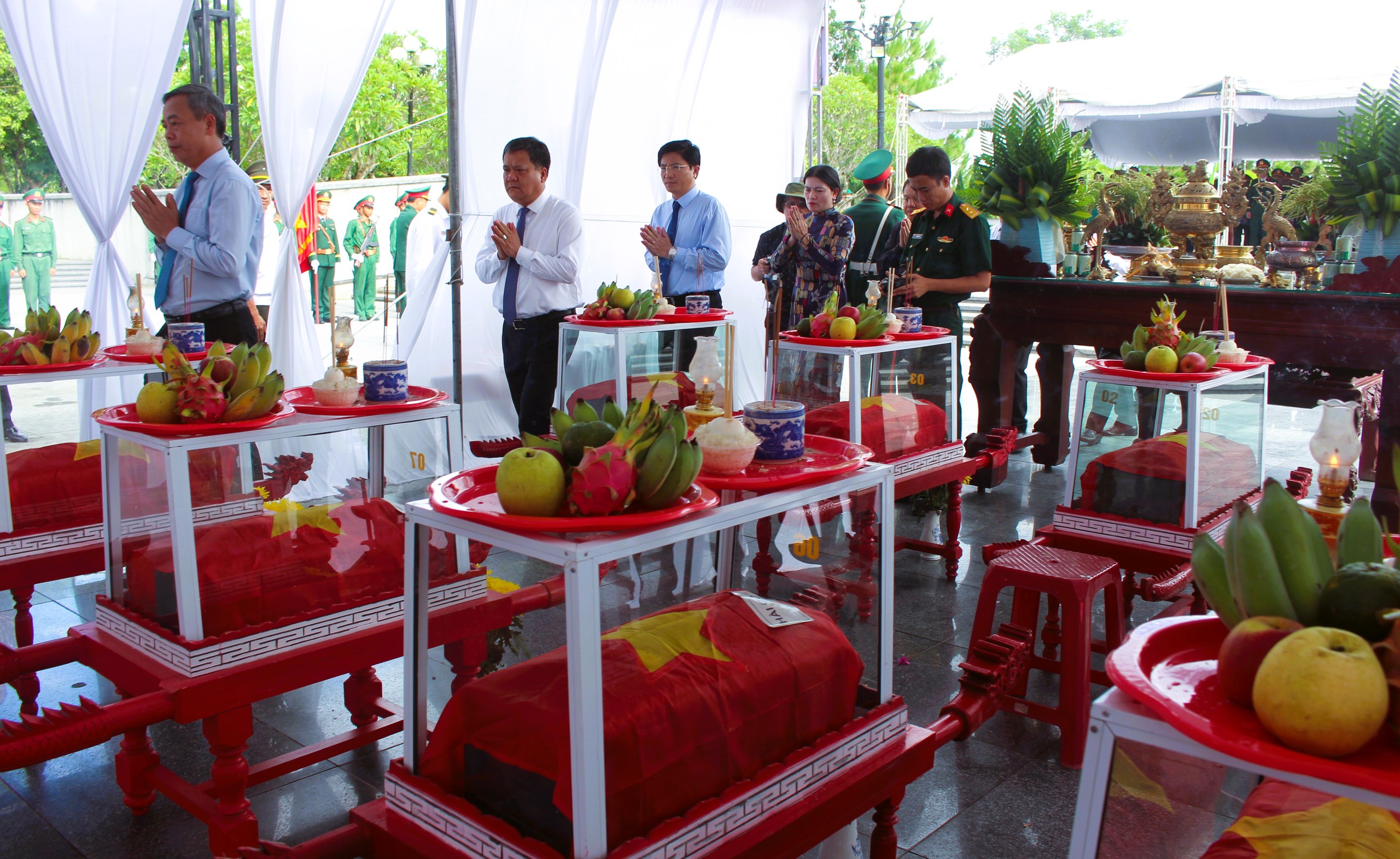 Quảng Trị tổ chức truy điệu, an táng 12 hài cốt liệt sĩ- Ảnh 8. Quảng Trị tổ chức truy điệu, an táng 12 hài cốt liệt sĩ- Ảnh 8.