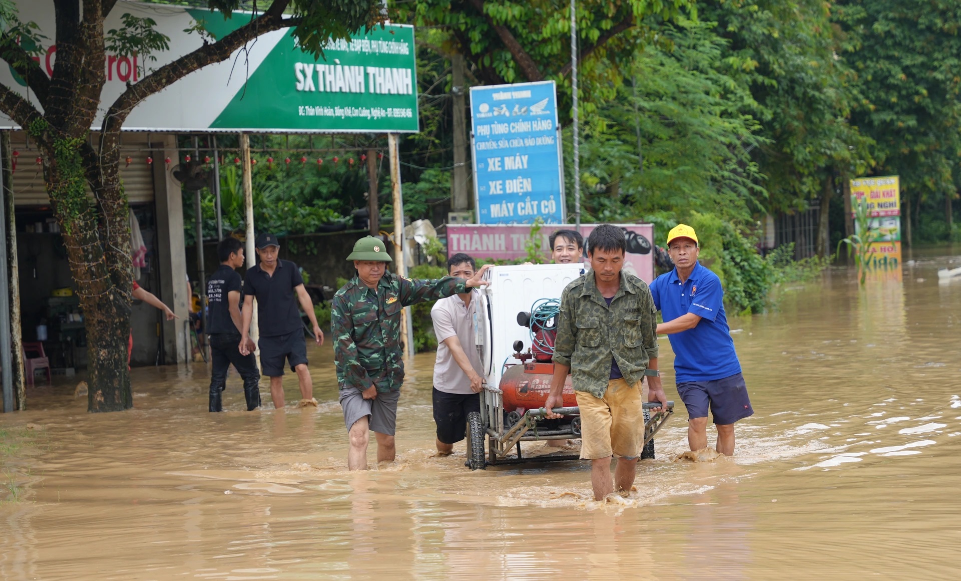 Các xã miền Tây Nghệ An tan hoang sau lũ, hàng trăm ngôi nhà chìm trong biển nước- Ảnh 21. Các xã miền Tây Nghệ An tan hoang sau lũ, hàng trăm ngôi nhà chìm trong biển nước- Ảnh 21.