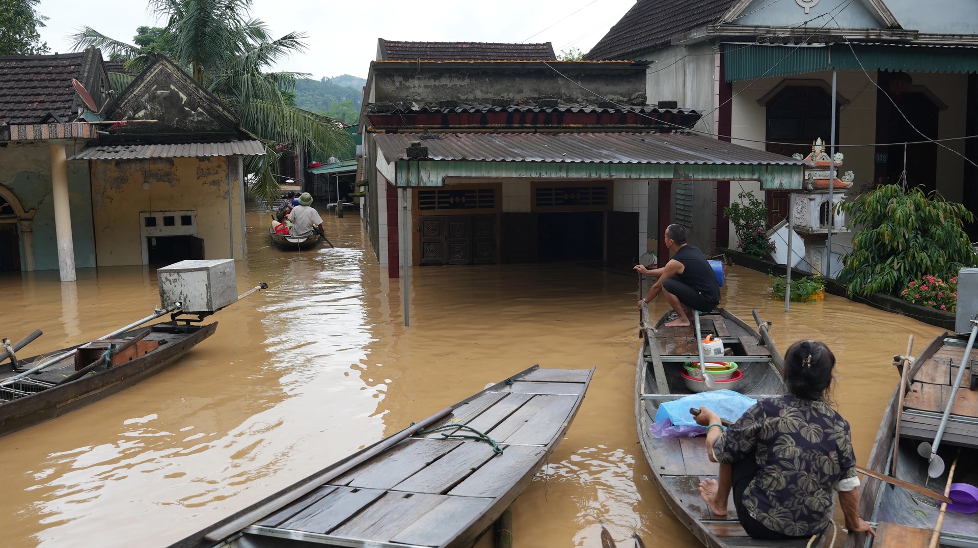 Các xã miền Tây Nghệ An tan hoang sau lũ, hàng trăm ngôi nhà chìm trong biển nước- Ảnh 18. Các xã miền Tây Nghệ An tan hoang sau lũ, hàng trăm ngôi nhà chìm trong biển nước- Ảnh 18.