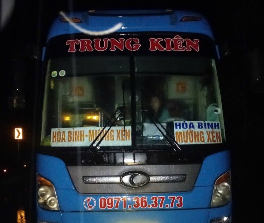 Giải cứu 20 hành khách trên xe giường nằm mắc kẹt do lũ trên quốc lộ 7- Ảnh 1. Giải cứu 20 hành khách trên xe giường nằm mắc kẹt do lũ trên quốc lộ 7- Ảnh 1.