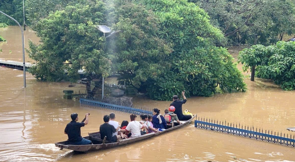 Lốc xoáy làm tốc mái hàng chục ngôi nhà, trường học, sơ tán 140 bệnh nhân đến nơi an toàn- Ảnh 5. Lốc xoáy làm tốc mái hàng chục ngôi nhà, trường học, sơ tán 140 bệnh nhân đến nơi an toàn- Ảnh 5.