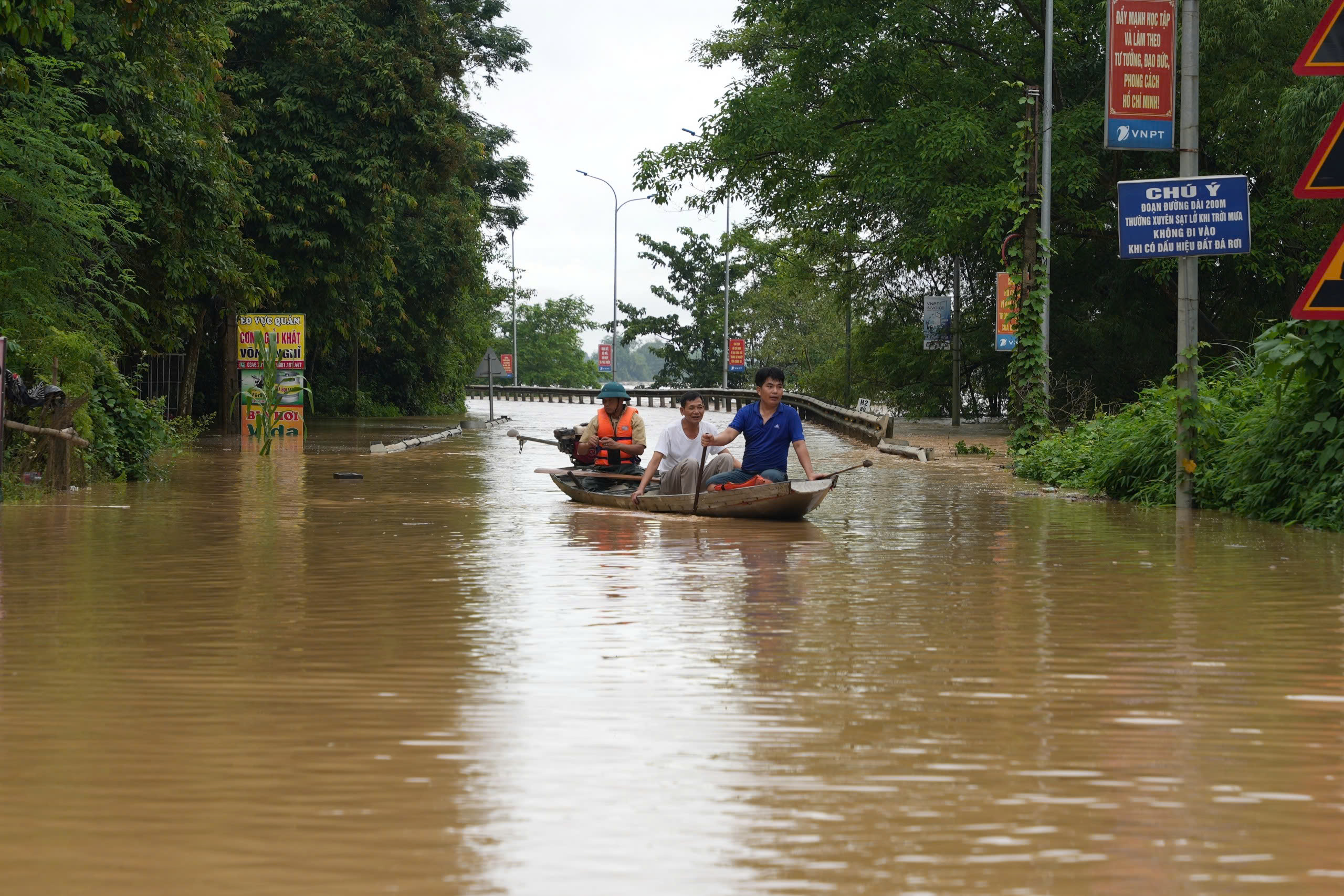 Các xã miền Tây Nghệ An tan hoang sau lũ, hàng trăm ngôi nhà chìm trong biển nước- Ảnh 19. Các xã miền Tây Nghệ An tan hoang sau lũ, hàng trăm ngôi nhà chìm trong biển nước- Ảnh 19.