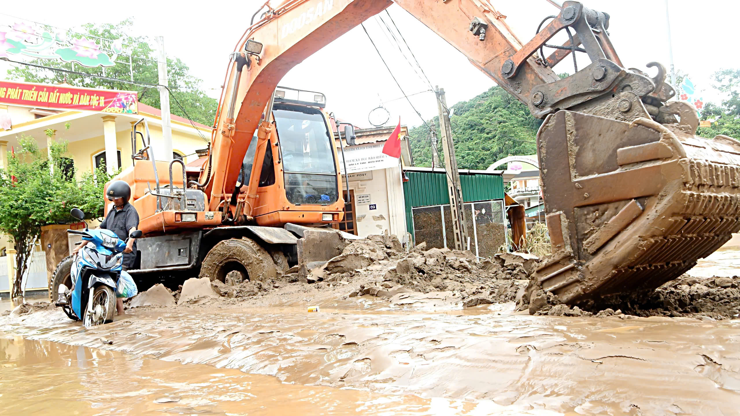 Các xã miền Tây Nghệ An tan hoang sau lũ, hàng trăm ngôi nhà chìm trong biển nước- Ảnh 4. Các xã miền Tây Nghệ An tan hoang sau lũ, hàng trăm ngôi nhà chìm trong biển nước- Ảnh 4.