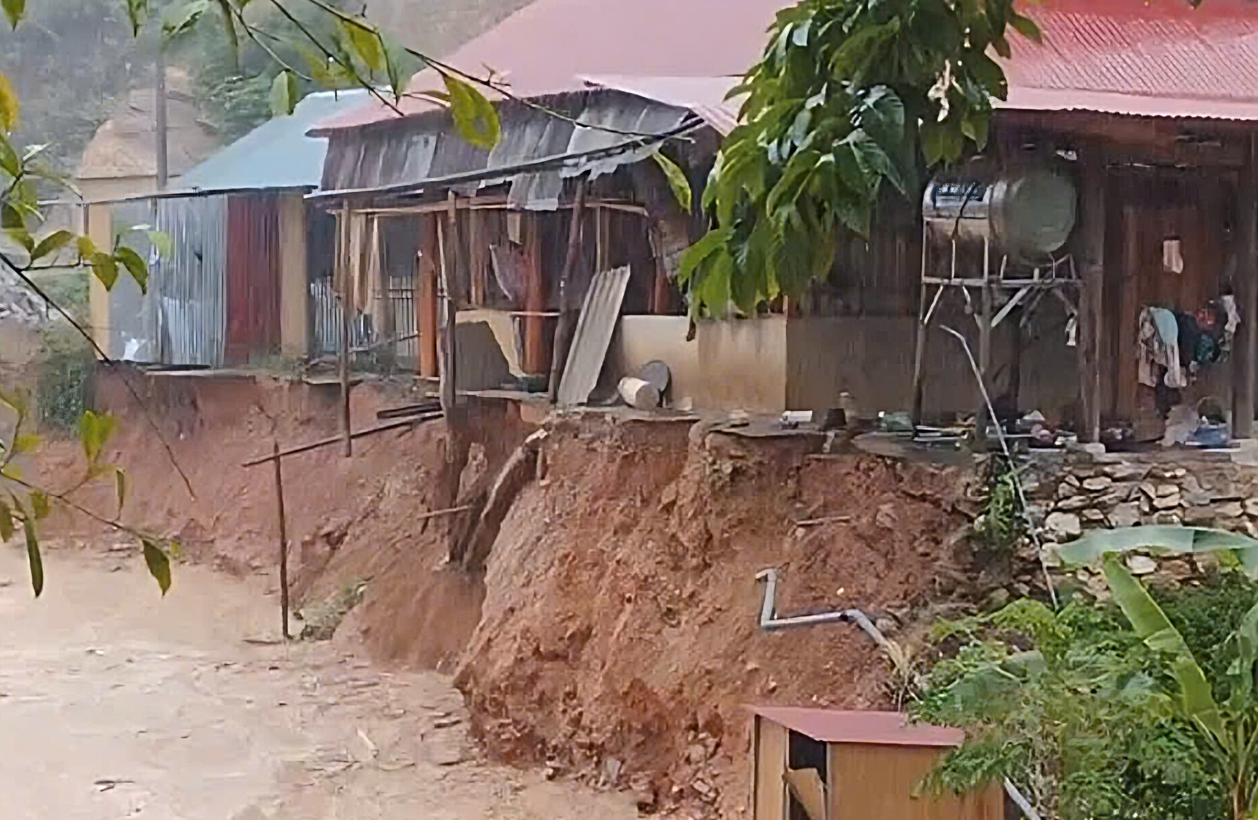 Các xã miền Tây Nghệ An tan hoang sau lũ, hàng trăm ngôi nhà chìm trong biển nước- Ảnh 9. Các xã miền Tây Nghệ An tan hoang sau lũ, hàng trăm ngôi nhà chìm trong biển nước- Ảnh 9.