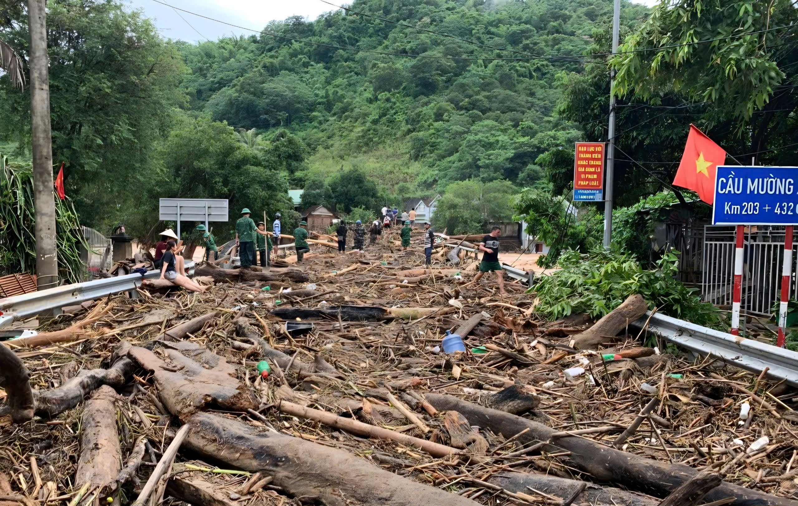 Các xã miền Tây Nghệ An tan hoang sau lũ, hàng trăm ngôi nhà chìm trong biển nước- Ảnh 1. Các xã miền Tây Nghệ An tan hoang sau lũ, hàng trăm ngôi nhà chìm trong biển nước- Ảnh 1.