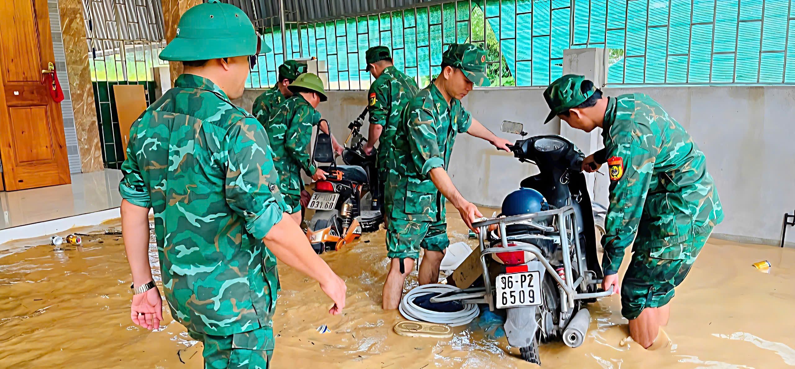 Các xã miền Tây Nghệ An tan hoang sau lũ, hàng trăm ngôi nhà chìm trong biển nước- Ảnh 11. Các xã miền Tây Nghệ An tan hoang sau lũ, hàng trăm ngôi nhà chìm trong biển nước- Ảnh 11.