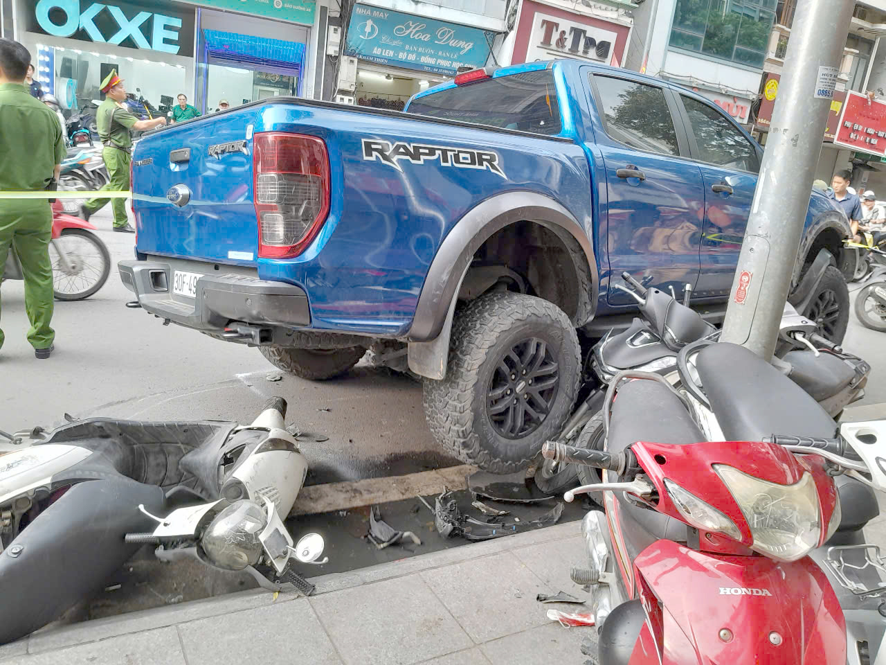 Hà Nội: CSGT cùng người dân khênh xe bán tải cứu người mắc kẹt dưới gầm- Ảnh 1.