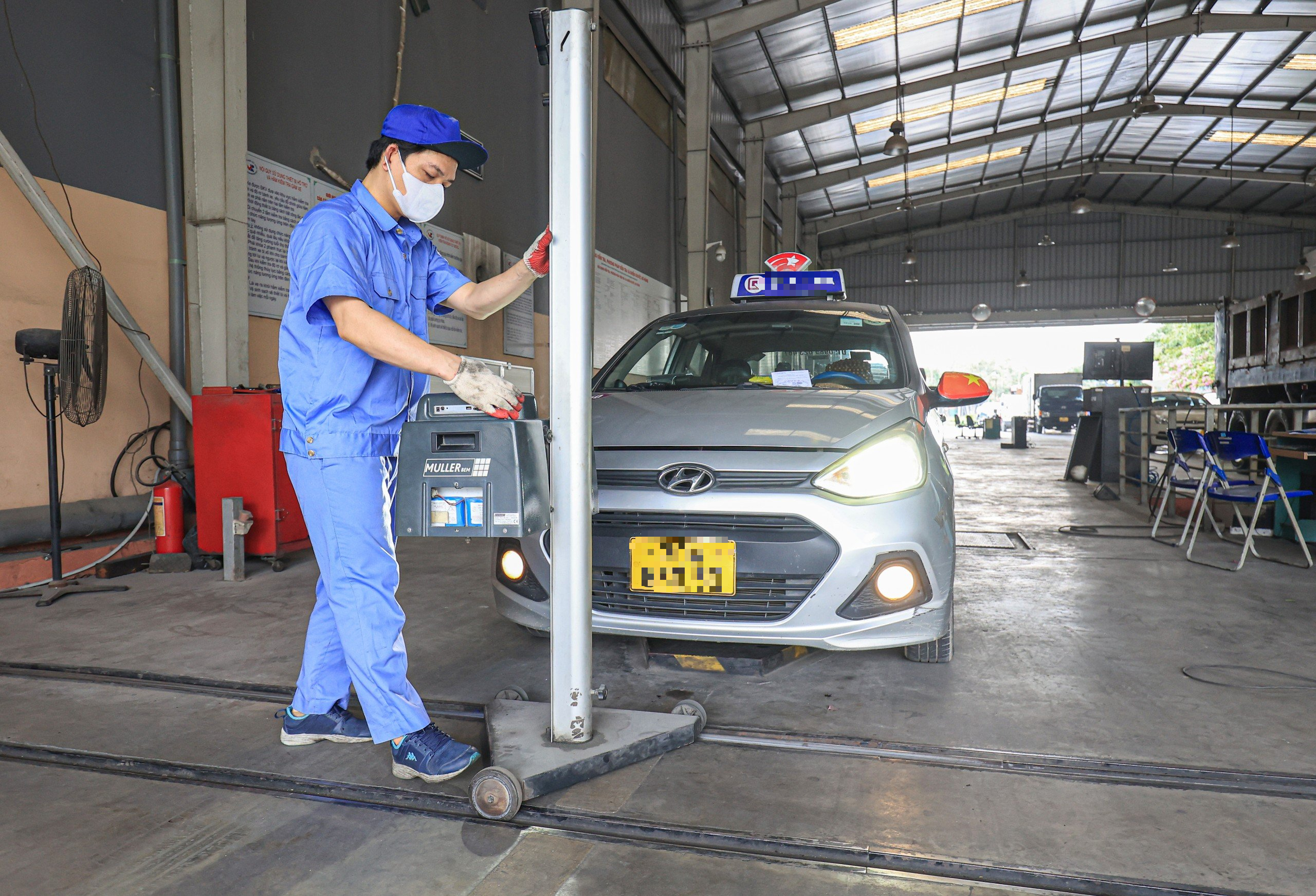Tăng cường hướng dẫn đổi đăng ký xe theo biển số, tạo thuận lợi trong đăng kiểm- Ảnh 1.