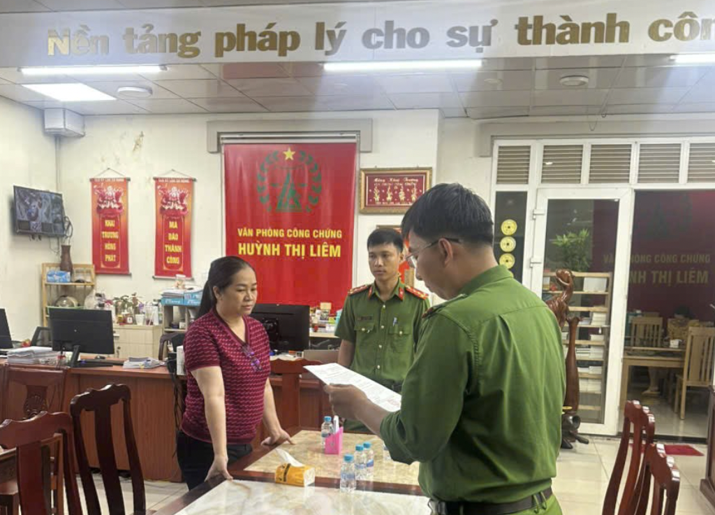Đồng Nai: Bắt trưởng văn phòng công chứng giả mạo chủ đất chiếm đoạt 16 tỷ đồng- Ảnh 1. Đồng Nai: Bắt trưởng văn phòng công chứng giả mạo chủ đất chiếm đoạt 16 tỷ đồng- Ảnh 1.