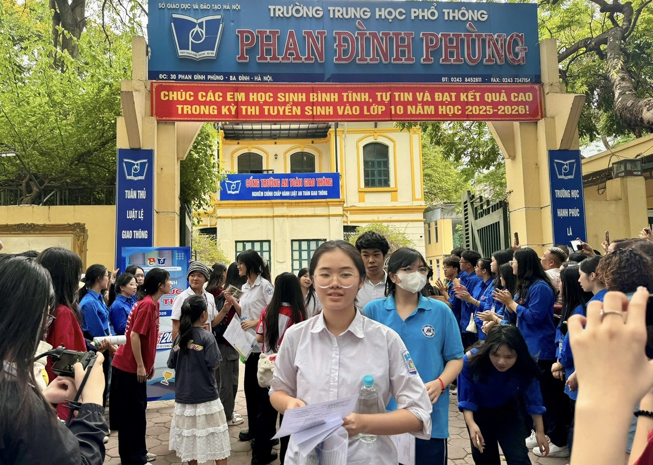 Hà Nội bổ sung hơn 1.100 học sinh vào lớp 10 công lập- Ảnh 1. Hà Nội bổ sung hơn 1.100 học sinh vào lớp 10 công lập- Ảnh 1.