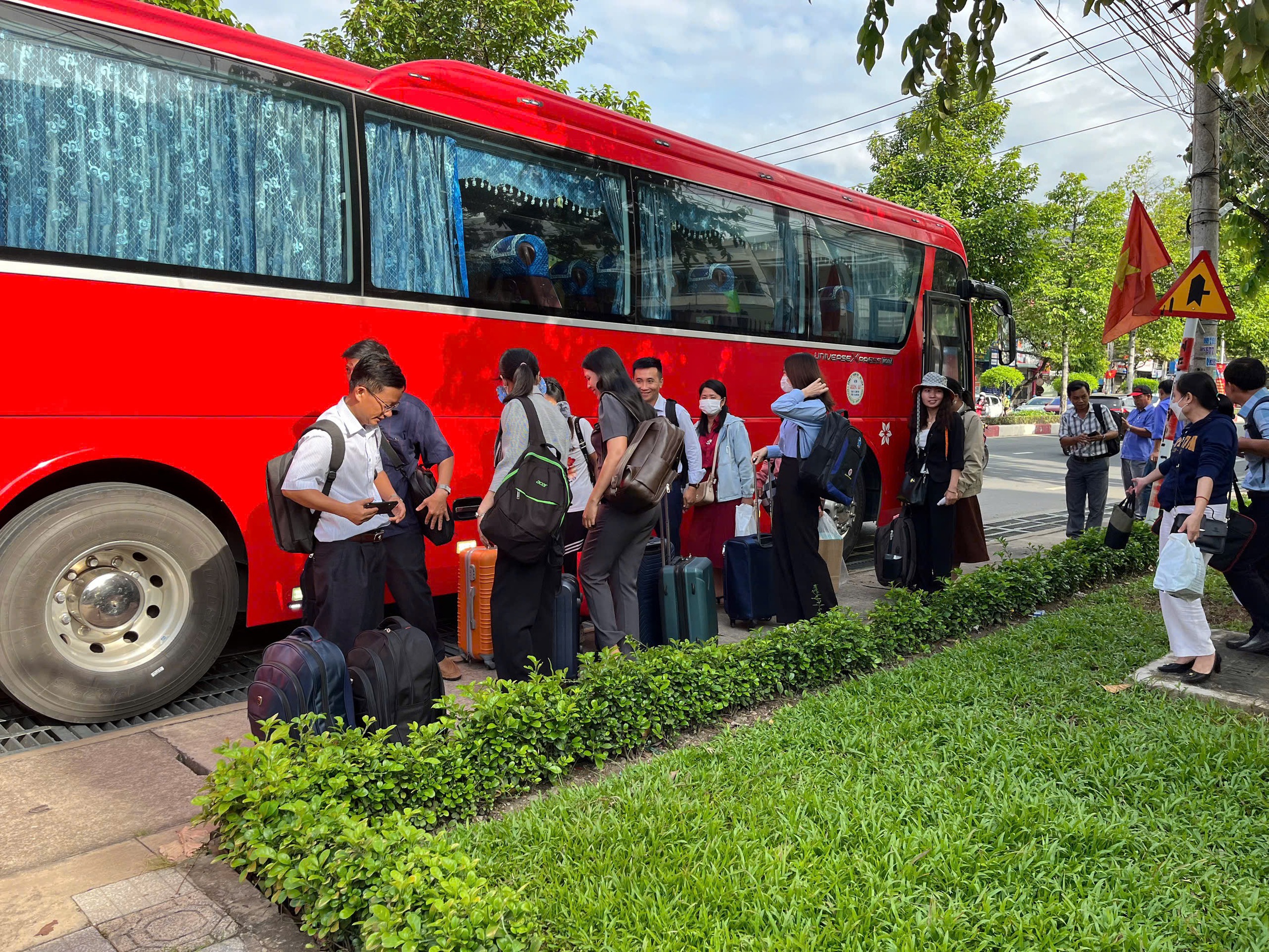 Chuyện của những cán bộ làm việc xa nhà hơn 100km sau sáp nhập- Ảnh 1.