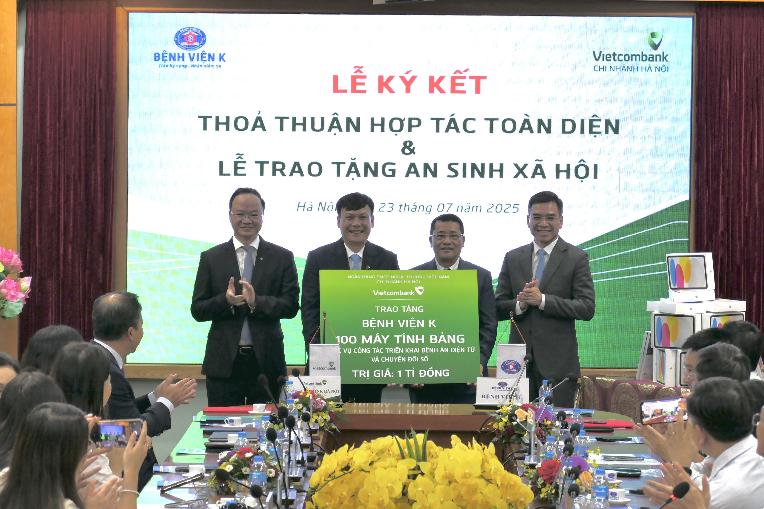 Vietcombank và Bệnh viện K ký kết hợp tác toàn diện, tặng 100 máy tính bảng- Ảnh 2. Vietcombank và Bệnh viện K ký kết hợp tác toàn diện, tặng 100 máy tính bảng- Ảnh 2.