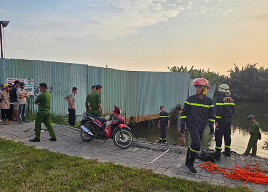 Tài xế xe công nghệ trượt chân ngã xuống kênh, bị nước cuốn mất tích- Ảnh 1.