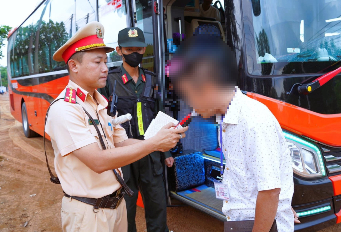 Đồng Nai: CSGT mật phục gần quán nhậu xử lý “ma men” lái xe- Ảnh 1. Đồng Nai: CSGT mật phục gần quán nhậu xử lý “ma men” lái xe- Ảnh 1.