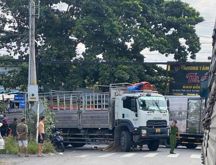 Xe đạp điện va chạm với ô tô tải, nữ công nhân tử vong thương tâm- Ảnh 1.