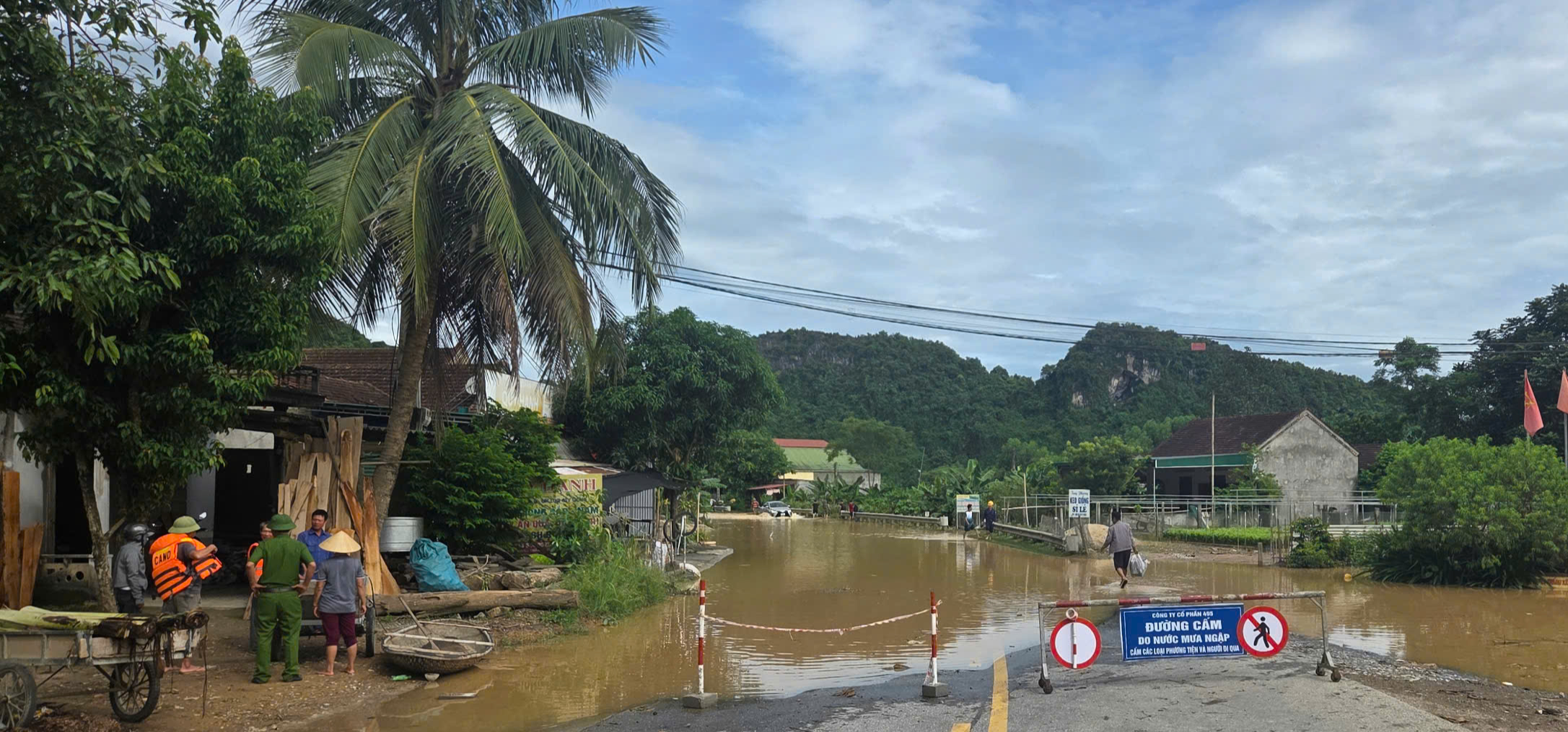 Nghe tin nhà bị lũ cuốn, người dân không về được do QL7 qua Nghệ An chìm trong biển nước- Ảnh 3.