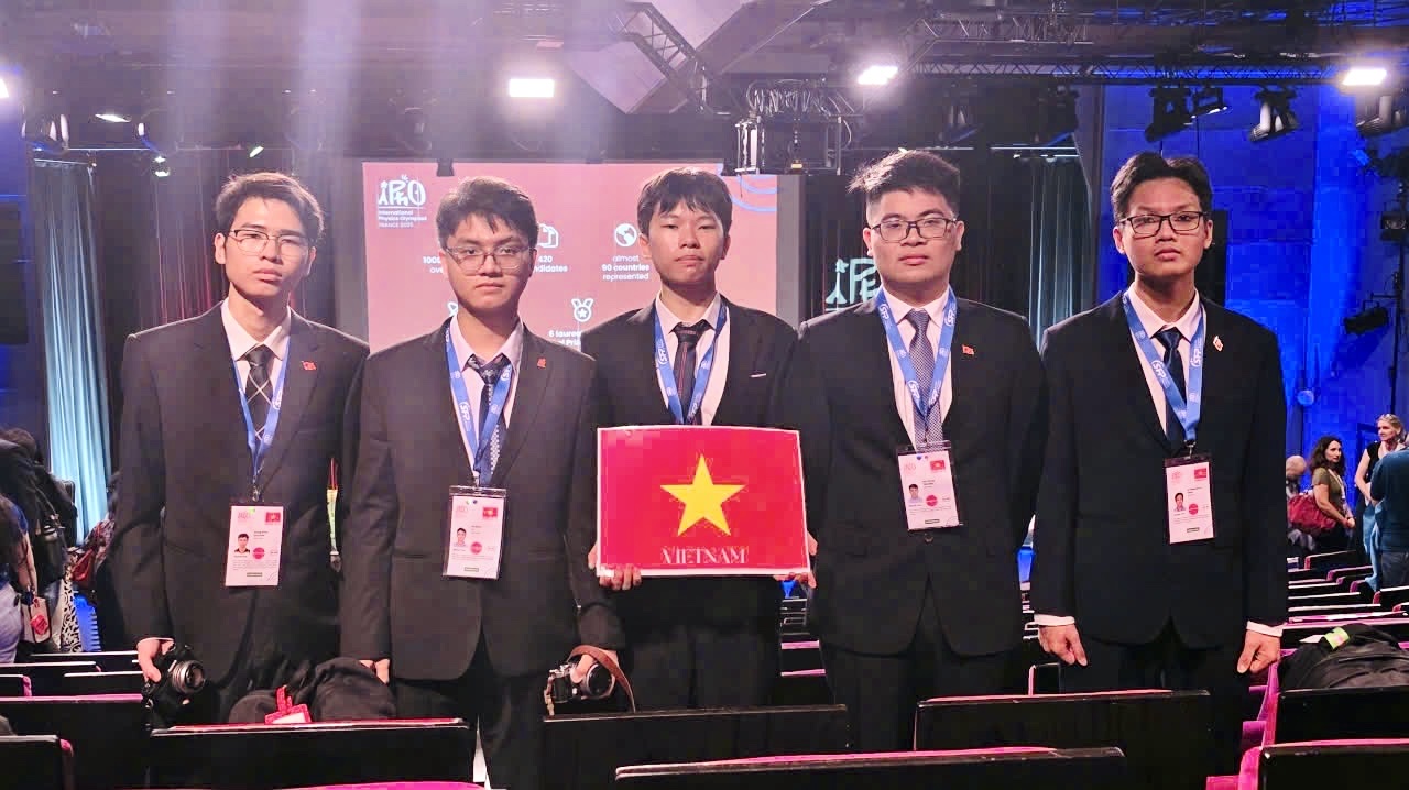 Học sinh Việt Nam giành 5 huy chương tại Olympic Vật lý 2025- Ảnh 1. Học sinh Việt Nam giành 5 huy chương tại Olympic Vật lý 2025- Ảnh 1.
