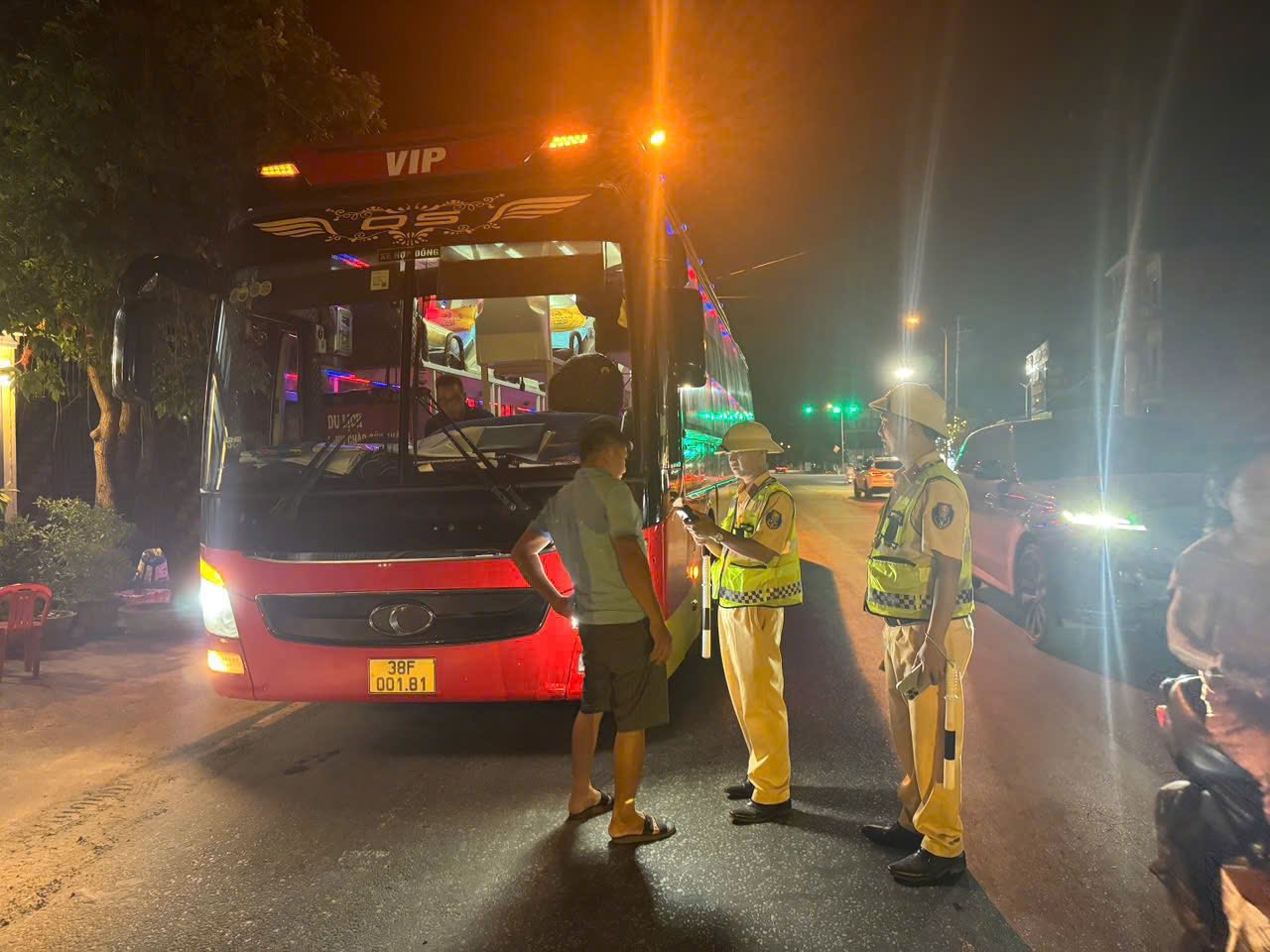 Liên tiếp tài xế dương tính ma túy, Hà Tĩnh tăng cường tuần tra ngăn hiểm họa tai nạn- Ảnh 2. Liên tiếp tài xế dương tính ma túy, Hà Tĩnh tăng cường tuần tra ngăn hiểm họa tai nạn- Ảnh 2.