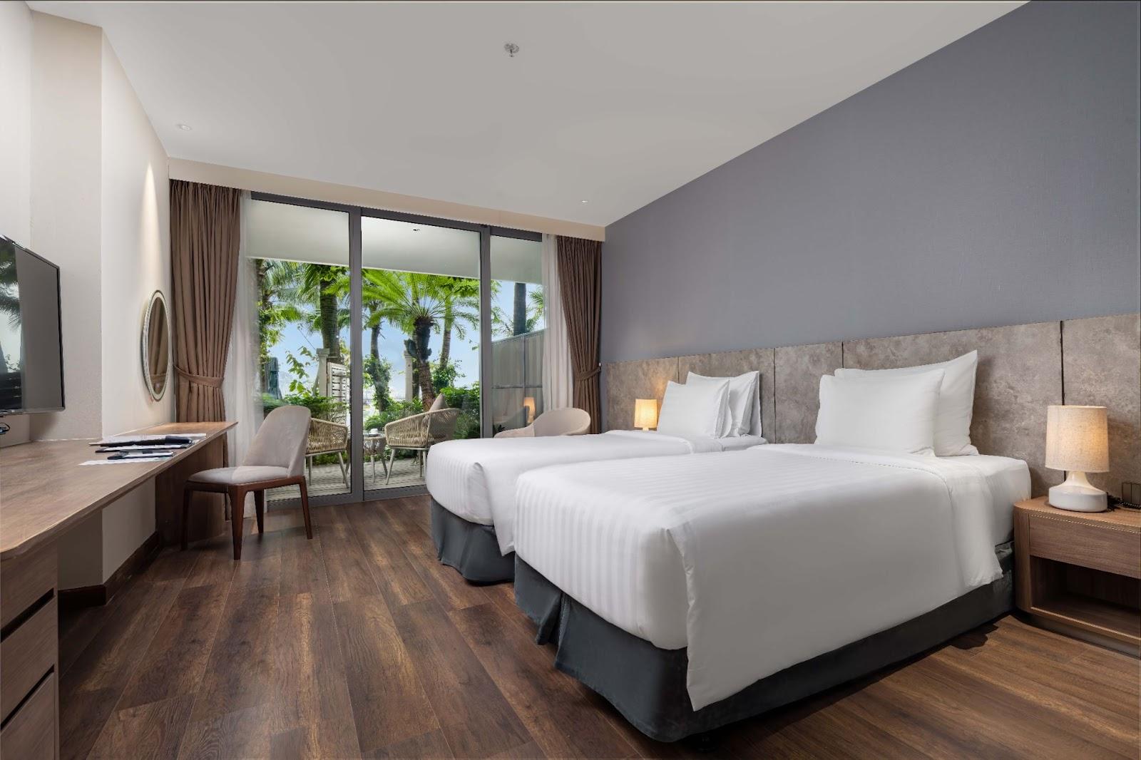 Cơ hội cuối cùng sở hữu căn hộ khách sạn có tiềm năng sinh lời ở Cát Bà- Ảnh 3. A room with two beds and a desk AI-generated content may be incorrect.