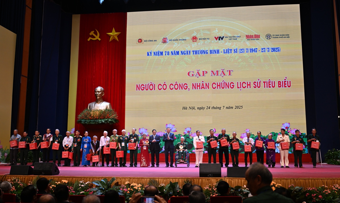 Tổng Bí thư Tô Lâm: Máu đào của các anh hùng liệt sĩ đổ xuống, đất nước nở hoa- Ảnh 3.