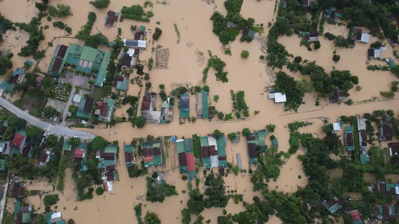 Nghe tin nhà bị lũ cuốn, người dân không về được do QL7 qua Nghệ An chìm trong biển nước- Ảnh 1.
