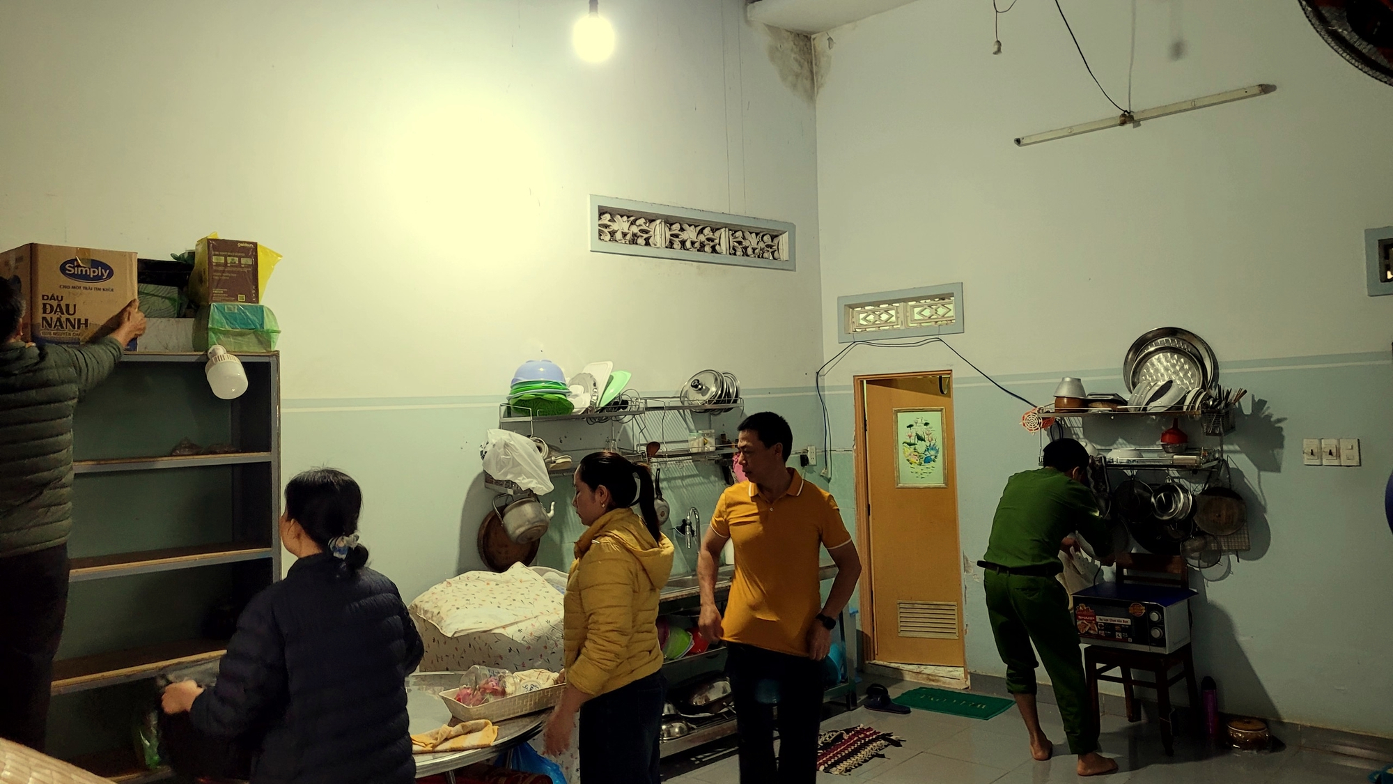 Cận cảnh hiện trường vụ sụp tường bến xe Đức Long Gia Lai vào nhà dân- Ảnh 6. Cận cảnh hiện trường vụ sụp tường bến xe Đức Long Gia Lai vào nhà dân- Ảnh 6.