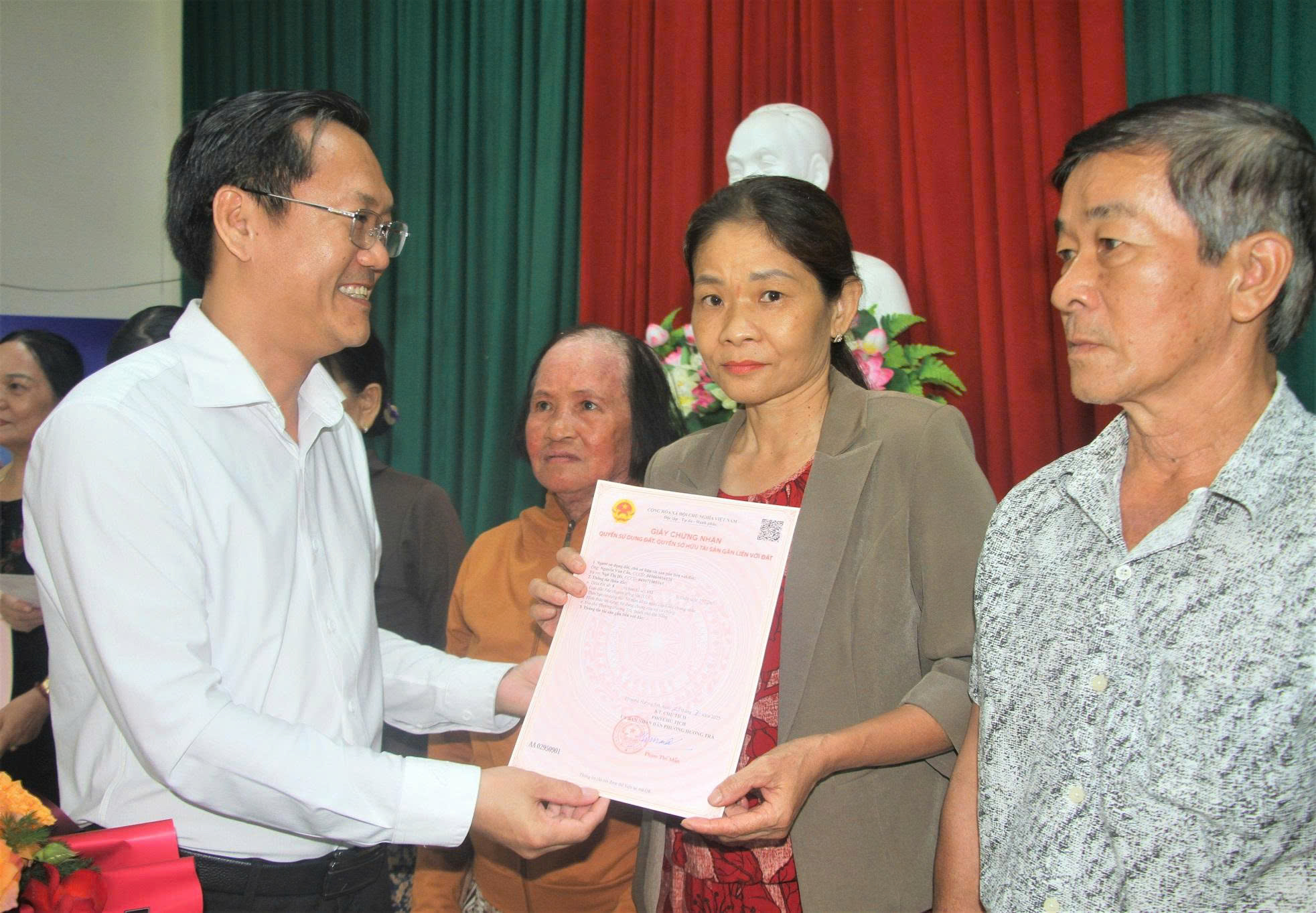 Phường đầu tiên ở TP Đà Nẵng cấp "sổ đỏ" cho người dân sau sáp nhập- Ảnh 1.