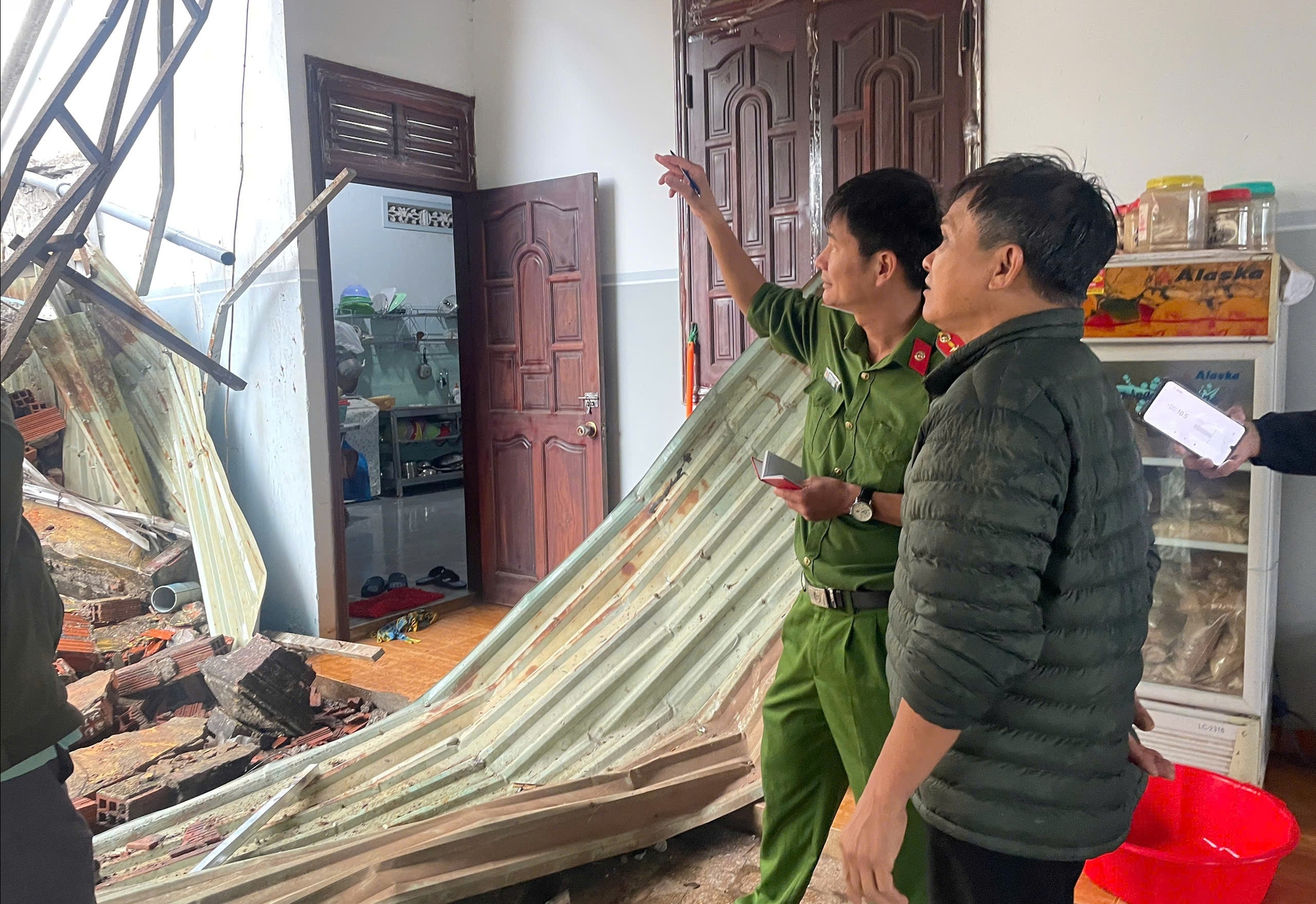 Cận cảnh hiện trường vụ sụp tường bến xe Đức Long Gia Lai vào nhà dân- Ảnh 7. Cận cảnh hiện trường vụ sụp tường bến xe Đức Long Gia Lai vào nhà dân- Ảnh 7.