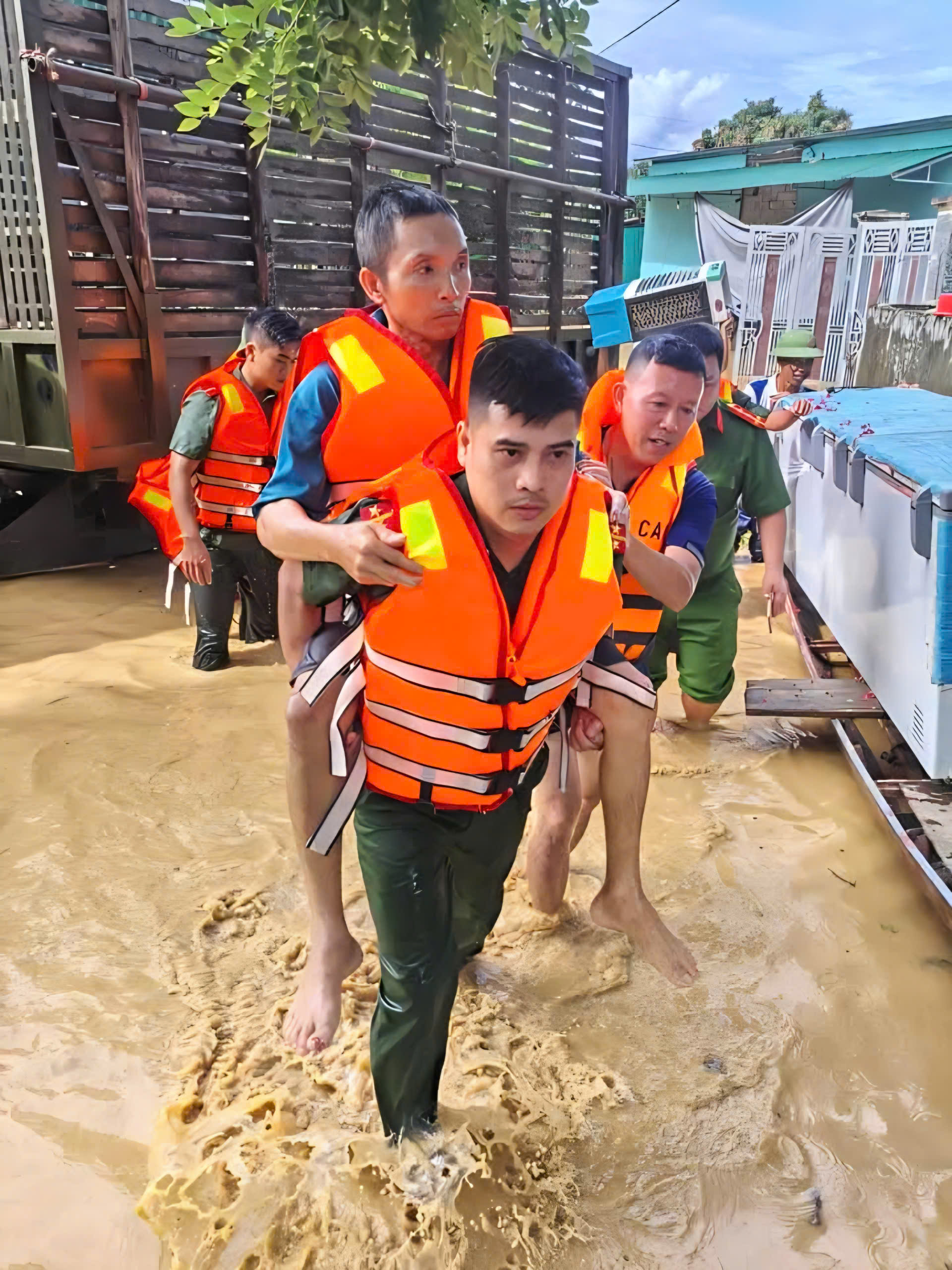 Nghe tin nhà bị lũ cuốn, người dân không về được do QL7 qua Nghệ An chìm trong biển nước- Ảnh 8.