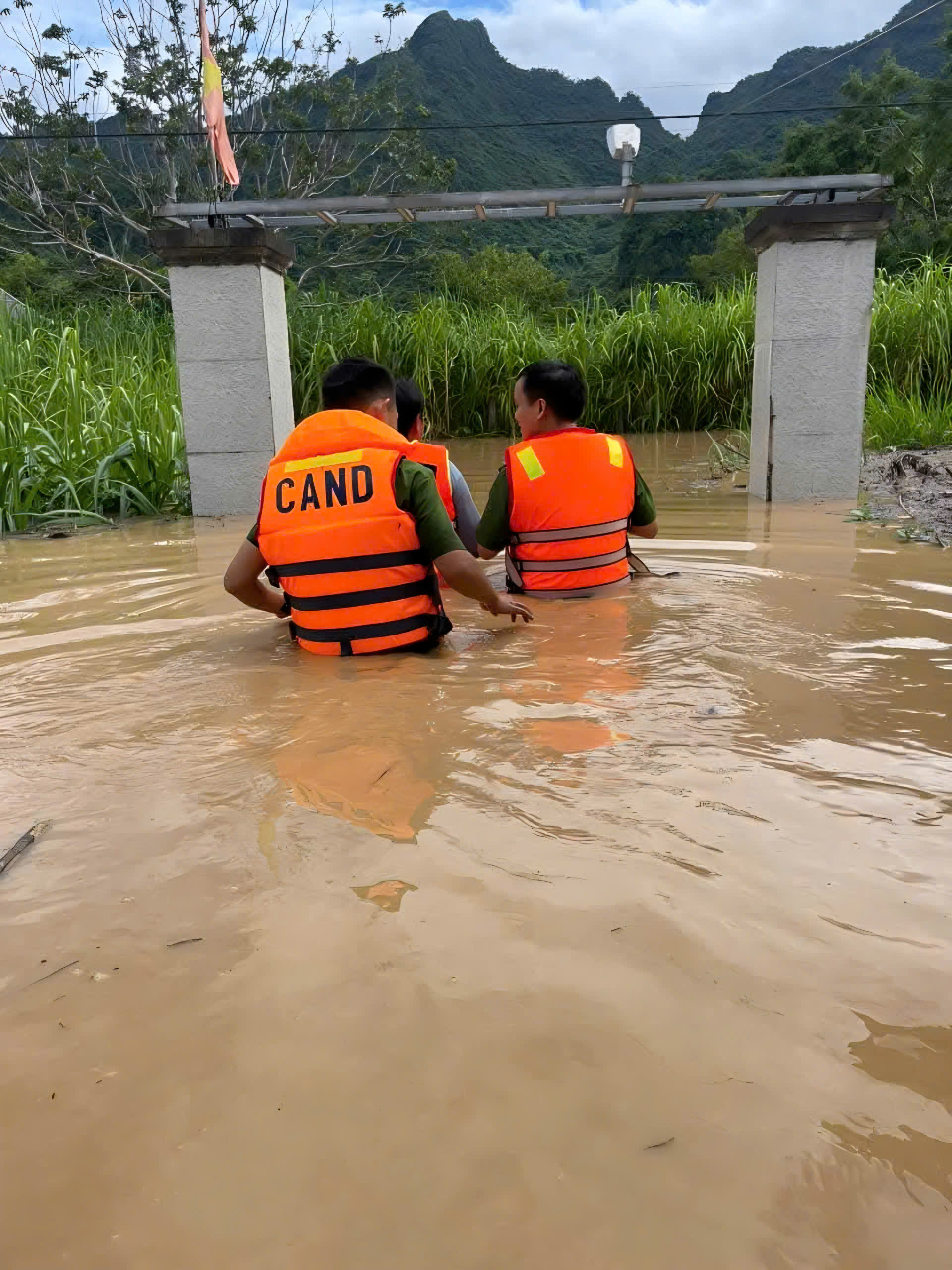 Nghe tin nhà bị lũ cuốn, người dân không về được do QL7 qua Nghệ An chìm trong biển nước- Ảnh 9.